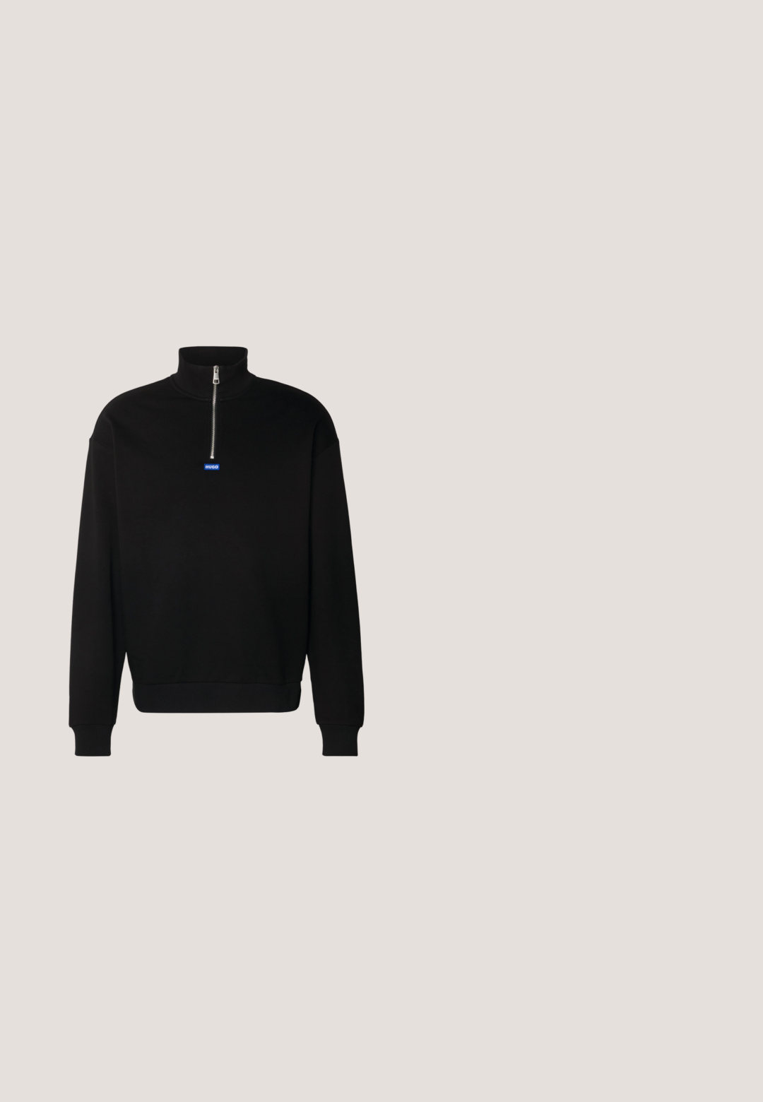 Sudadera negra de pullover hecha de material suave, con un alto cuello y media cremallera. Presenta un logotipo rectangular azul en el pecho.; Camiseta de algodón azul de manga corta con cuello redondo, que presenta un pequeño logo blanco de "Gant" centrado en el pecho. Textura suave, corte casual.; Jeans vaqueros de pierna ancha en un tono azul medio. Cuentan con cremallera, cinco bolsillos y un ligero desgaste para un aspecto usado. Detalle clásico de costuras.; Zapatilla negra de cuero con acabado suave, punta redondeada, costuras a tono, cordones en la parte delantera y suela de goma plana. Asa en el talón.; Gafas de sol rectangulares negras con lentes tintadas oscuras y varillas rectas, apoyadas sobre una superficie clara.; Bolso cruzado de piel negra con superficie texturizada, cierre de cremallera plateado y logotipo sutil en la parte frontal. Diseño rectangular compacto con correa ajustable.