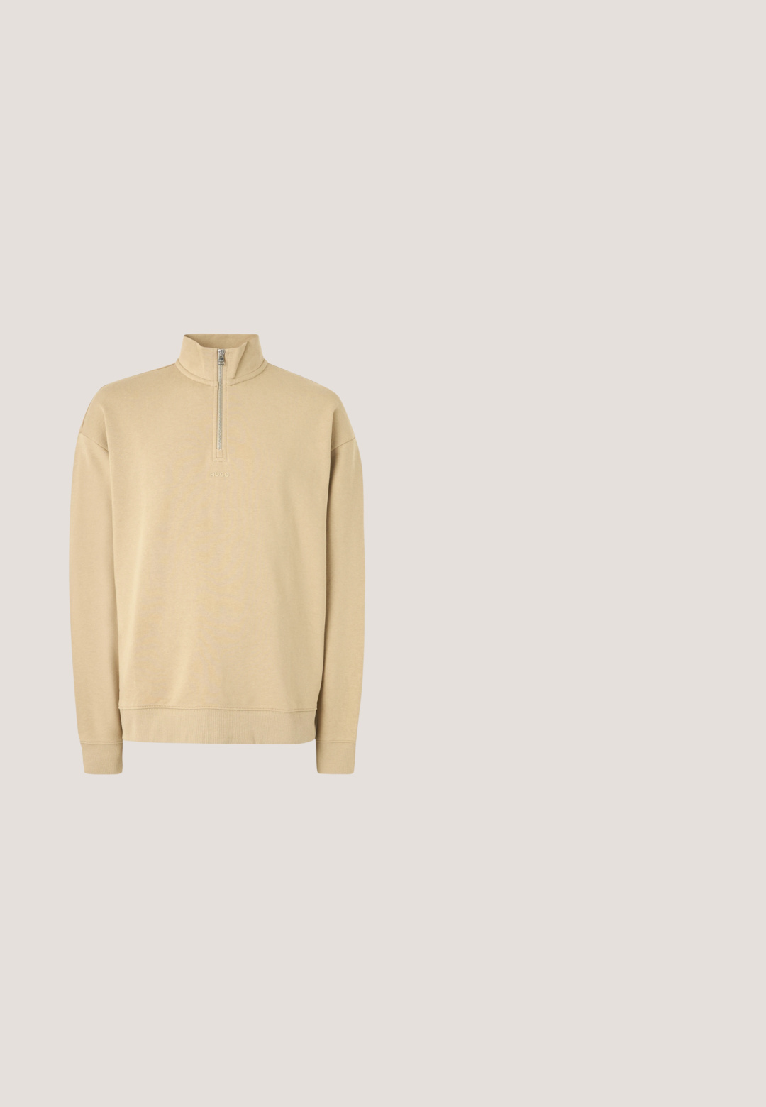 Beige Sweatshirt mit hohem Kragen und halbem Reißverschluss. Verfügt über gerippte Bündchen und Saum sowie ein dezentes Logo auf der Brust. Glatte Textur.; Helles blaues Denim-Jeans mit hoher Taille, weit geschnittenen geraden Beinen und einfacher Naht. Verfügt über fünf Taschen und einen klassischen Knopfverschluss.; Schwarzer Leder-Loafer mit niedrigem Absatz, der über einem beigen Teppichboden nahe einem runden braunen Tisch schwebt.; Schwarze Nylontasche für Laptops mit zwei Griffen, einem abnehmbaren Trageriemen, einer Reißverschlusstasche und dezentem Branding. Strukturierte Oberfläche mit schlankem Design.; Halskette aus goldfarbenem Metall mit gedrehtem Design, glatter Oberfläche und sicherem Verschluss, die eine durchgehende Kettenform aufweist.; Schwarzer Leder Gürtel mit matter Oberfläche, ausgestattet mit einer rechteckigen Metallschnalle und glatter Textur. Einfaches Design ohne Muster oder Akzente.