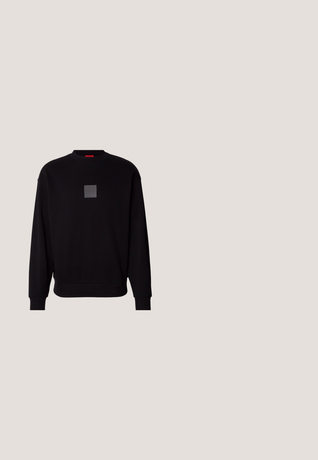 Zwarte sweatshirt met lange mouwen, ronde halslijn, een grijzige vierkante logo op de voorkant, zachte textuur en geribde manchetten en zoom.; Grijs overhemd met knopen en lange mouwen, voorzien van twee borstzakken, een puntige kraag en een logo op de linker bovenmouw.; Hoge taille zwarte denim jeans met een knoop- en ritssluiting, voor- en achterzakken en een rechte pasvorm.; Zwarte leren enkelboot met vetersluiting aan de voorkant, dikke rubberen zool en rode lip aan de hak, gepresenteerd tegen een neutrale lichte achtergrond.; Zwarte leren aktetas met een gestructureerde afwerking, dubbele handgrepen bovenaan, verstelbare schouderband en zilveren ritsdetails aan de voorkant.; BOSS DORAN - Armband - silver-coloured
