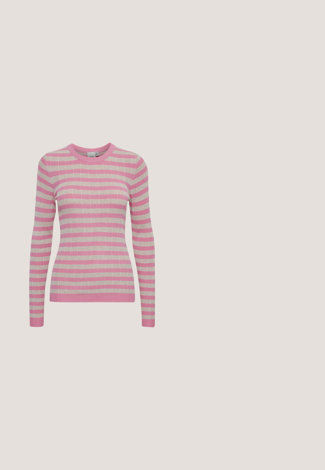 Gestreepte trui gemaakt van ribgebreide stof, met afwisselend roze en beige strepen, lange mouwen en een ronde halslijn.; Roze corduroy overhemdjack met lange mouwen, twee borstzakken en bruin knopen. Heeft een klassieke kraag en een gestructureerde ribstof.; Roze broek met rechte pijpen en dunne witte verticale strepen, voorzakken, riemlussen en een bijpassende stoffen ceintuur in de taille.; Lage roze suède sneaker met lichtroze strepen, witte veters, gum rubberen zool en "AVA" logo aan de zijkant bij de zool.; Zachte roze leren schoudertas met enkele brede riem en een slappe, ongestructureerde vorm.; Gouden oorringen met witte parels, geaccentueerd door rode hartvormige edelstenen. Het ontwerp bevat gestructureerde elementen voor extra detail.