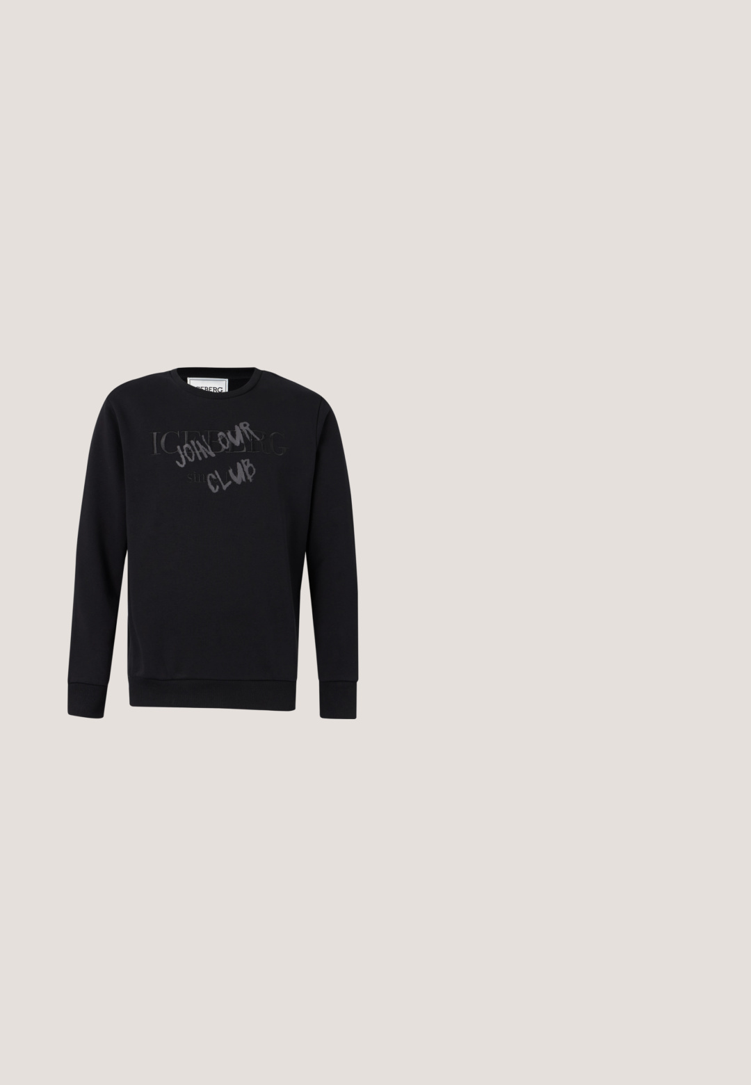 Sweat-shirt noir à col rond avec manches longues, présentant le texte en relief "ICEBERG" et une superposition de style graffiti "JOHN SMITH CLUB" sur la poitrine.; Polo shirt blanc à manches courtes avec un petit motif de logo "A|X" noir sur l'ensemble et une patte de boutonnage à trois boutons au col.; Pantalons de survêtement noirs ajustés avec taille élastique et petit logo imprimé sur la cuisse supérieure gauche.; Sneaker noir en cuir à profil bas avec lacets sur le devant et semelle plate texturée, montré de profil sur un fond neutre.; Sac à dos rectangulaire noir avec plusieurs compartiments zippés et une poignée supérieure, avec le logo embossé "Karl Lagerfeld Jeans" sur la poche avant.; Ceinture en cuir marron avec boucle rectangulaire dorée, roulée sur un fond blanc uni.