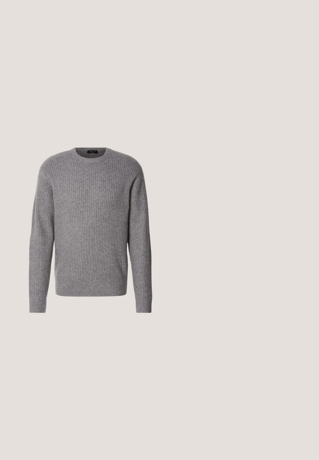 Pull en laine grise côtelé fabriqué à partir d'un tissu doux, avec un col rond et des manches longues, présentant une texture uniforme tout au long du vêtement.; Chemise noire à manches longues avec un col structuré, une fermeture à boutons sur le devant et deux poches poitrine. Fabriquée dans un tissu uni au toucher lisse.; Jeans noirs ajustés avec fermeture à bouton et à glissière, cinq poches et poignets élastiques aux chevilles.; Bottines Chelsea en daim noir avec un dessus texturé, des panneaux latéraux élastiques, une languette et une semelle en caoutchouc robuste pour une meilleure adhérence.; Sac messager noir en nylon avec une finition mate. Il dispose d'une fermeture à rabat, d'une sangle réglable et d'une petite plaque en métal avec logo.; Ceinture en cuir noir avec boucle rectangulaire argentée enroulée sur un fond blanc uni.