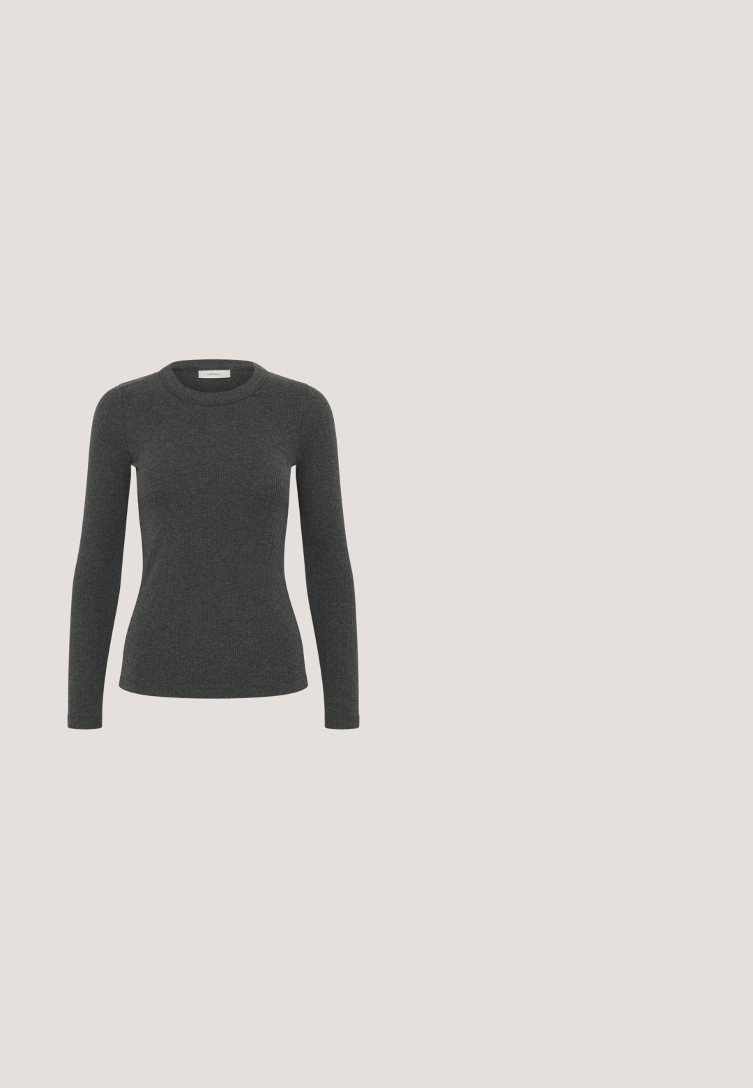 Haut à manches longues, côtelé, de couleur gris foncé. Présente un col rond et une silhouette ajustée. Fabriqué en matériau doux et extensible.; WE Fashion Chemisier - grey; Pantalons gris à rayures fines avec une coupe ajustée, un devant plat et un design à jambe large. Fabriqués en tissu lisse et léger.; Escarpin slingback en cuir noir à talon kitten, avec bout pointu et bride réglable avec boucle, sur fond blanc.; Pochette rectangulaire en cuir noir brillant avec fermeture éclair et bracelet pour poignet, logo "Lancaster Paris" centré en bas sur le devant.; Bague sculpturale en argent avec une surface lisse et brillante, une forme organique et un dessus arrondi, présentant une légère indentation sur un côté.