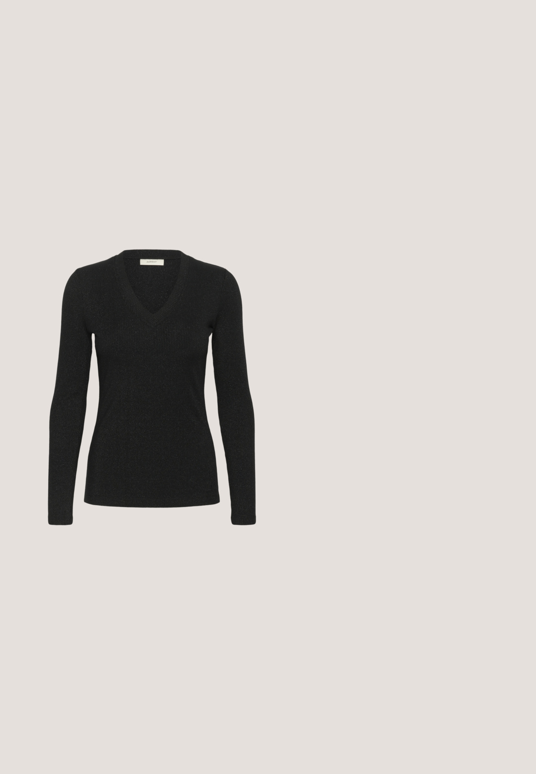 Sort ribbet langærmet sweater med V-hals design; har et tekstureret stof med subtil glans. Enkelt og tætsiddende silhuet.; Sort omslagskjole med lange ærmer, hvid piping langs forsiden og hardware i guldtoner. Glat, vævet stof, knælang design.; Sorte ruskinds sko med blokhæle, ankelrem, spids tå og udskårne sider, der har en glat inderside og en struktureret yderside.; Store sorte firkantede solbriller med mørke linser og gyldent ALDO-logo på stængerne, vist på en lys baggrund.; Sort sjal med lodrette striber, lavet af blødt materiale. Har et V-hals design og vinklede kanter for et draperet udseende.; Sølv hoopsøreringe med dråbeformede sorte ædelsten, der hænger fra hver hoop, præsenteret på en hvid baggrund.