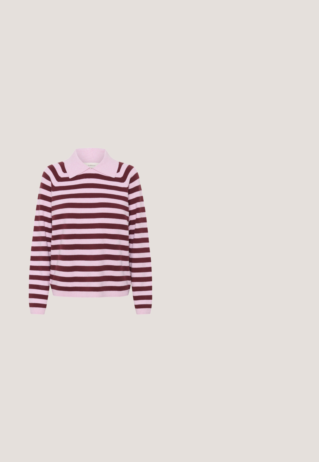 Langärmliger Pullover mit breiten horizontalen Streifen in Rosa und Burgunderrot sowie einem weichen, spitzen rosa Kragen.;  rostfarbene Jacke aus strukturiertem Stoff mit Kragen, Vorderknöpfen und verstellbaren Riemen an den Ärmeln. Figurbetontes Design mit Nähten.; Weit geschnittene Hose in Rostfarbe mit Gürtelschlaufen, Frontknopf, Reißverschluss und seitlichen Fronttaschen, vor weißem Hintergrund dargestellt.; Dunkelbraune Leder-Slingback-Pumps für Damen mit spitzer Zehenpartie, niedrigem Kitten-Heel und verstellbarem Riemen mit goldener Schnalle, auf weißem Hintergrund dargestellt.; Dunkelbraune Wildleder-Handtasche mit zwei Griffen, goldfarbener Hardware, Reißverschlussverschluss und abnehmbarem Schulterriemen vor einfarbigem Hintergrund.; Ohrstecker in Goldoptik mit ineinandergreifenden Schleifen in Bordeauxrot und Weiß. Das Design zeichnet sich durch eine glatte Textur mit glänzenden metallischen Akzenten aus.
