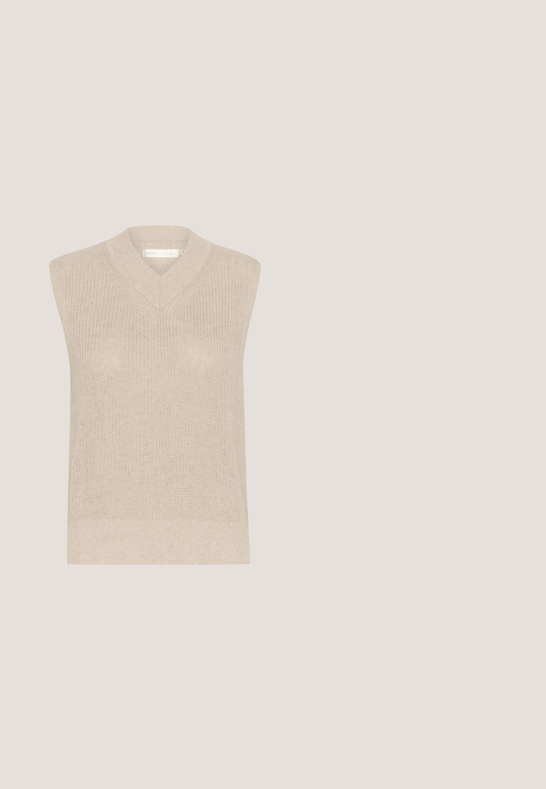 Jersey sin mangas de color beige con cuello en V, textura acanalada y silueta ajustada, hecho de un material de punto suave.; Blusa de lino beige claro con escote en V, mangas largas y puños fruncidos. Textura suave con un corte relajado y un diseño sencillo.; Pantalones rectos beige a medida, fabricados en tela suave. Sin bolsillos ni adornos visibles, con un corte limpio y simple.; Zapato de tacón alto de cuero marrón con punta cuadrada y una correa ancha en la parte frontal. El tacón es de forma rectangular y sólido.; Bolso de mano de cuero sintético beige con diseño estructurado, doble asa superior y correa cruzada desmontable. Cuenta con herrajes dorados y detalle de logotipo.; Pendientes de aro dorados con un colgante de perla redonda y lisa. El oro tiene un acabado pulido, y los pendientes presentan un diseño elegante y moderno.