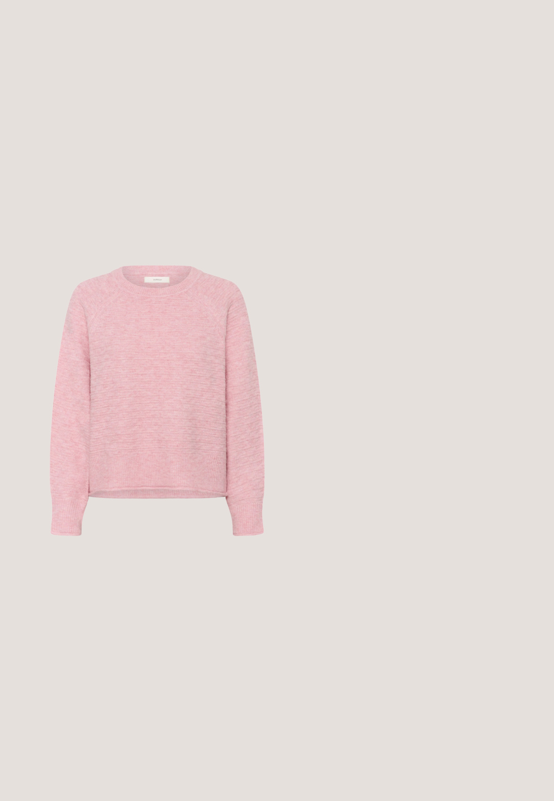 Weicher, rosa gestrickter Pullover mit langen Ärmeln, gerippten Bündchen und Saum sowie einem runden Ausschnitt.; Rosa Kordjacke mit langen Ärmeln, zwei Brusttaschen und braunen Knöpfen. Sie verfügt über einen klassischen Kragen und einen strukturierten, gerippten Stoff.; Hellrosa lockere Hose mit vertikalen dünnen grauen Streifen, elastischem Bund und vorderer Kordelzugverschluss.; Flacher pinker Wildledersneaker mit roten Streifen, Gummisohle, grünem Fersenlasche und kleinen bestickten roten Rosen nahe der Ferse.; Rosa Leder-Schultertasche mit geschwungener Form, ausgestattet mit einem einzelnen Trageriemen und goldfarbener Beschläge. Auffällige Nähte und geprägtes Logodetail.; Zwei rote Ohrringe in Form einer fünfblättrigen Blume mit kleinen goldfarbenen Zentren auf weißem Hintergrund.