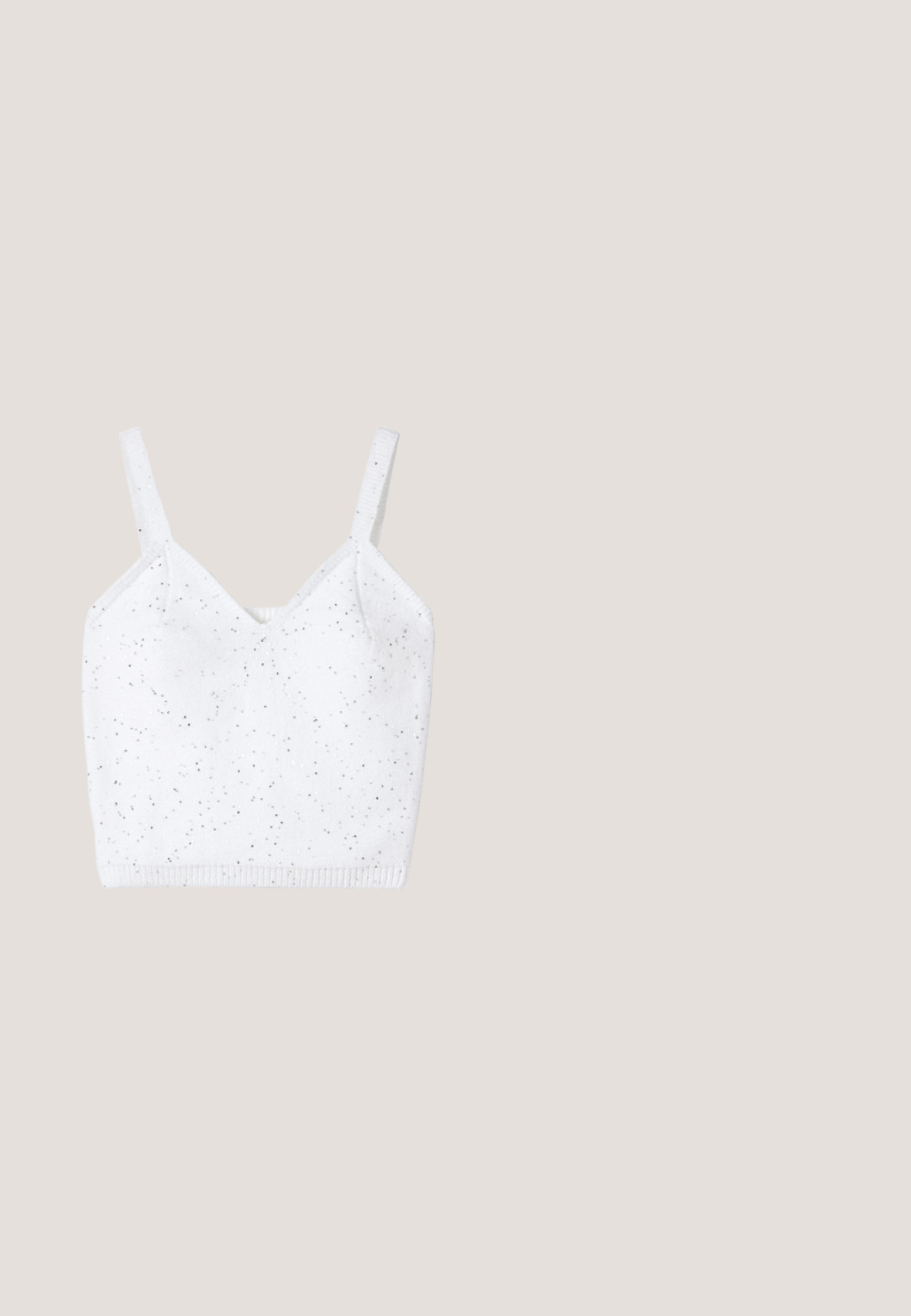 Weißes, kurzes Tanktop mit V-Ausschnitt, dünnen Trägern und einer strukturierten Oberfläche mit verstreuten metallischen Punkten. Rippenbesatz am unteren Saum.; Silberner Paillettenjacke mit langen Ärmeln, durchgeknöpftem Vorderteil und Kragen. Weiche Innenfutter und elastische Bündchen mit glatter Textur.; Denim-Minirock in Hellblau mit Batikmustern in Dunkelblau. Mit roten Nähten und zwei vorderen Knöpfen. Kurze Länge mit slim fit.; Schwarz-silberne Plateausandale mit drei Riemen, die mit Strass-Schnallen verziert sind, und einem breiten, strukturierten Blockabsatz.; Ovale Brillen mit einem metallisch-silbernen Rahmen, klaren Gläsern und strukturierten Perlenakzenten an den Bügeln. Leichtes Design mit gebogenen Bügeln.; Silberne Clutch aus texturiertem Material mit geschwungenem Design, einem dünnen weißen Riemen und einem metallischen Logoakzent auf der Vorderseite.
