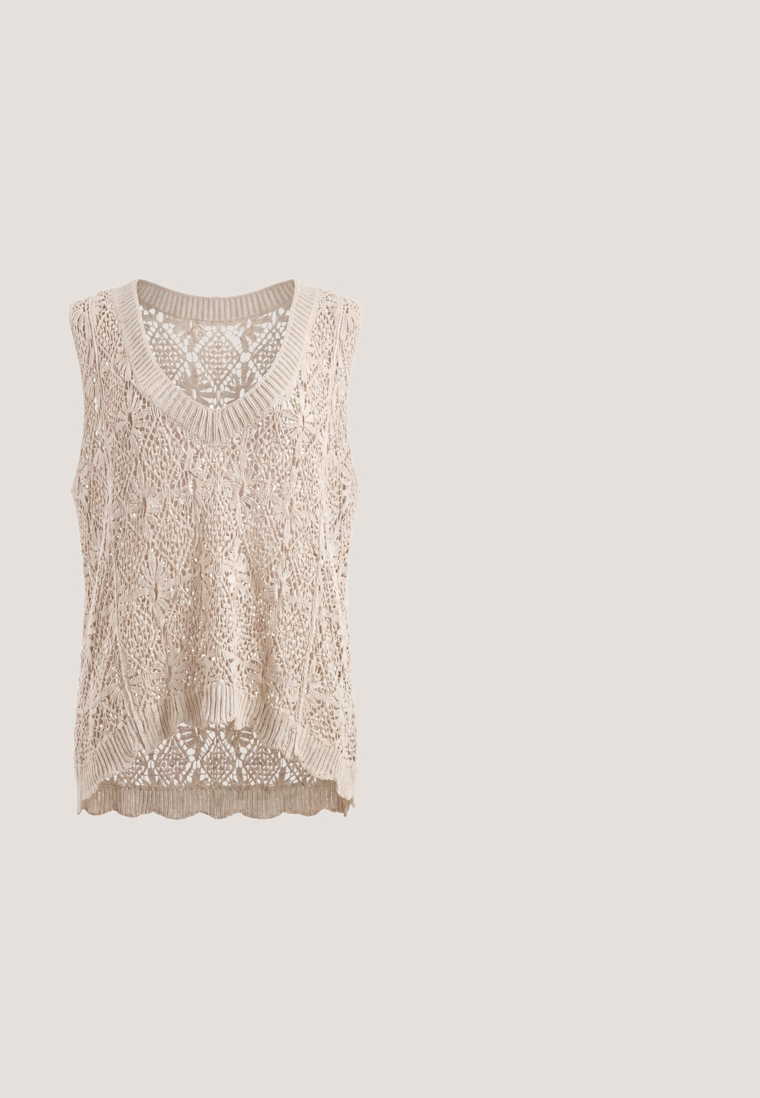 Gilet tricoté sans manches beige avec motif en dentelle florale, col en V, bords côtelés et ourlet festonné sur fond blanc.; Débardeur blanc à côtes avec un délicat galon en dentelle au niveau de l'encolure, doté de fines bretelles ajustables et d'un ourlet droit.; Shorts pour femmes couleur crème avec taille élastique et bordure en dentelle festonnée le long de l'ourlet, fabriqués en tissu texturé léger.; Sandales tressées beiges avec un design à brides croisées, fabriquées en fibres naturelles texturées, dotées d'une semelle plate et d'une bride de cheville ajustable.; Lunettes de soleil style aviateur avec montures en métal doré, verres dégradés marron et branches à motif écaille, reposant sur une surface blanche.; Sac bandoulière en cuir beige avec deux poches zippées à l’avant et une bandoulière amovible en tissu marron à motif géométrique.