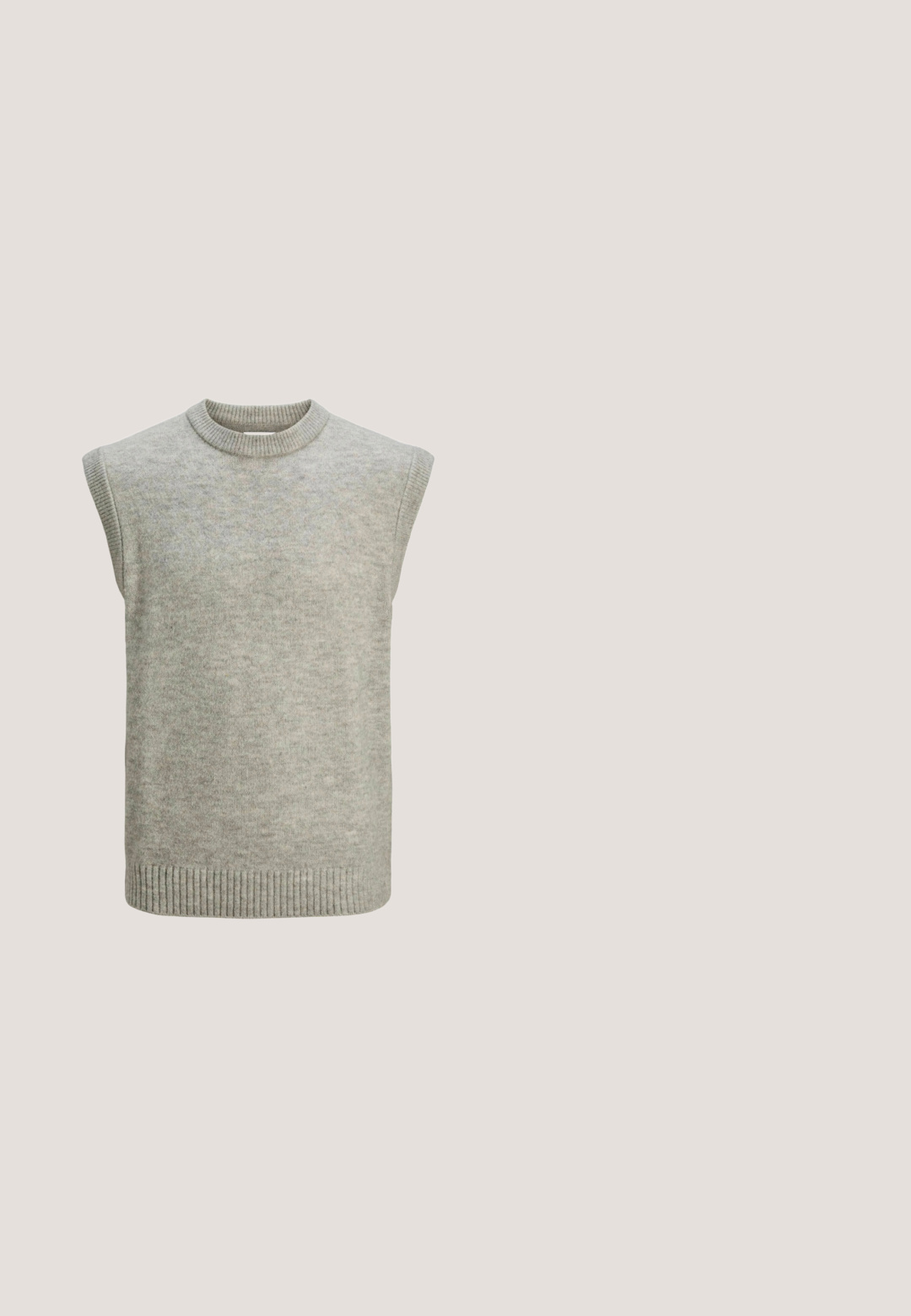 Gilet sans manches en tricot gris clair avec col rond côtelé, emmanchures et ourlet.; Chemise blanche à manches longues, à boutons, avec de fines rayures verticales rouges, une poche poitrine, un col et des poignets boutons.; Pantalons beiges ajustés avec plis sur le devant, fermeture par bouton et chevilles fuselées, fabriqués à partir d'un matériau léger. Texture lisse et coupe droite.; Mocassin slip-on en daim marron avec semelle en caoutchouc beige et détails de couture minimalistes, présenté de côté sur fond blanc.; Lunettes de soleil à monture fine en or avec de petites lentilles ovales teintées en bleu et des branches noires, présentées sur un fond blanc.; Trousse de toilette rectangulaire en cuir marron avec poche avant zippée et poignée latérale, présentée sur fond blanc.