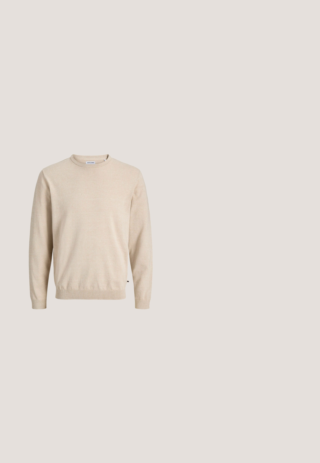 Pull beige en maille avec un col rond, des manches longues, des poignets et un ourlet côtelés, présentant une texture subtile et une étiquette logo sur le côté.; Veste en polaire blanc cassé avec fermeture à boutons, deux poches poitrine et un col de chemise. Elle présente une surface texturée et des poignets arrondis.; Pantalon beige à jambes droites avec fermeture à boutons, passants pour ceinture et poches avant, présenté sur un fond blanc.; Baskets basses blanches à lacets, doté d'un col rembourré et d'une semelle en caoutchouc texturée, présentées de profil sur un fond neutre.; Sac cabas en toile beige avec poignées couleur cuir, étiquette Coach noire et logo Coach New York au centre devant.; Ceinture en cuir marron avec boucle en métal argenté gravée "JACK & JONES", roulée contre un fond gris clair uni.