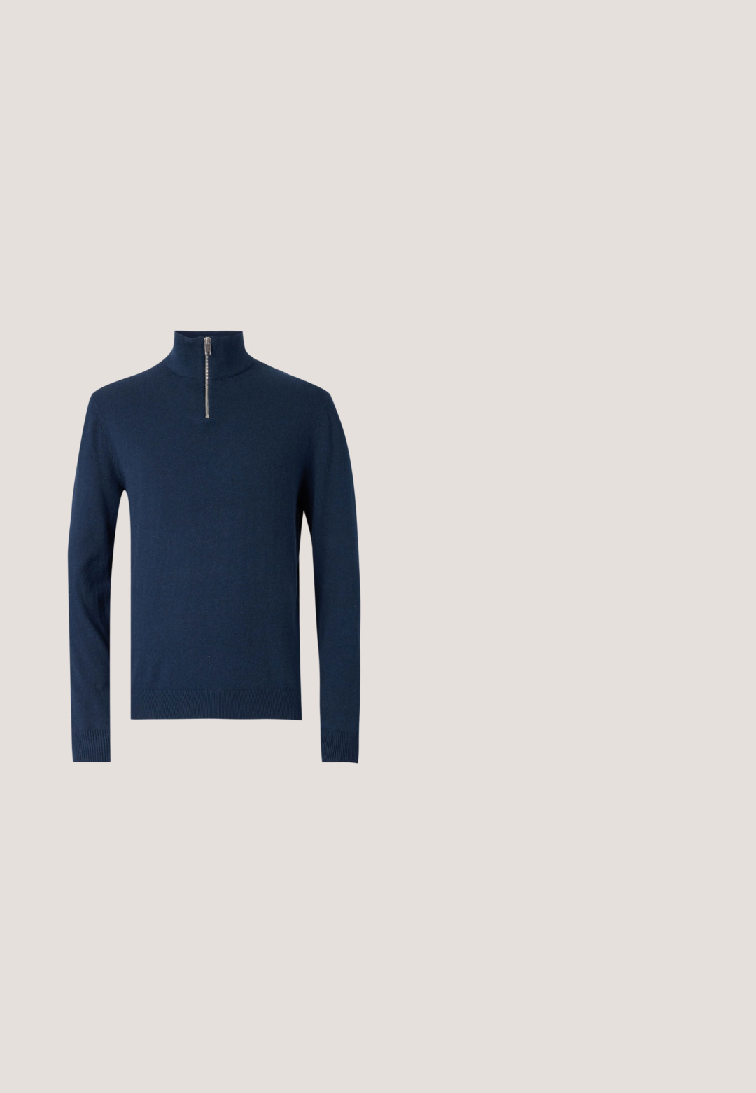 Marineblauwe pullover trui, kwart-rits kraag, lange mouwen, ribgebreide manchetten en zoom, zachte gebreide stof met een gladde textuur.; Tan korte mouw polo met marineblauwe en witte verticale strepen, voor knoopsluiting en een klassieke kraag. Zachte gebreide stof.; Lichtblauwe slim-fit denim jeans met voorzakken, riemlussen, knoopsluiting en subtiele stikseldetails.; Marineblauwe sneakers met crèmekleurige strepen, gemaakt van suède en leer, rubberen zool en een gestructureerde afwerking. Voorzien van een vetersluiting.; Zwarte leren clutch met een gladde textuur, voorzien van een ritsluiting, een voorvak en een verstelbare schouderband. Minimalistisch ontwerp.; Zwarte leren riem met zilverkleurige rechthoekige gesp, opgerold op een effen witte achtergrond.