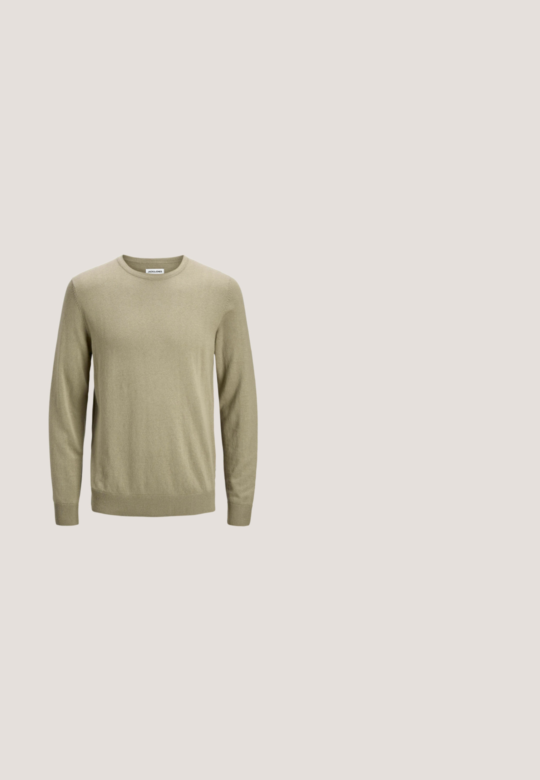 Hellolivgrüner Pullover aus weichem Stoff, mit langen Ärmeln, rundem Ausschnitt sowie gerippten Bündchen und Saum. Schlichtes, unauffälliges Design.; Helle grüne Langarmbluse mit Kragen, zwei Brusttaschen, durchgehender Knopfleiste und lässiger Passform. Hergestellt aus strukturiertem Stoff.; Only & Sons ONSAVI BEAM  - Chino - silver sage; Weiße Leder-Sneaker mit glatter Oberfläche, runder Zehenpartie, flachen Schnürsenkeln und einer strukturierten Gummisohle; verfügt über ein kleines blaues Logo an der Seite.; Beige Baumwolltragetasche mit zwei stabilen Tragegriffen. Mit schwarzem Drucktext: "Les Deux International Community & Sporting Goods."; Brauner Ledergürtel mit einer silbernen Metallschnalle, glatter Textur und schlichtem Design ohne sichtbare Muster oder Verzierungen.