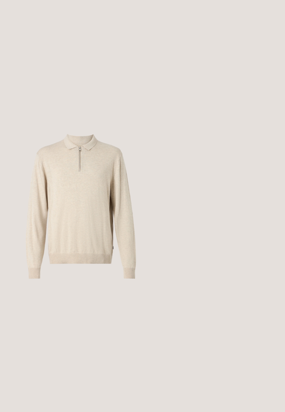 Beige langermet pullover med krave og lynlås. Lavet af blødt materiale med ribbede manchetter og kant.; Kortærmet t-shirt i rustfarvet bomuld med et hvidt printet logo "the Biarritz Replay Club Cote d'Azur" på brystet.; Mørkeblå bukser lavet af glat stof med lige ben, der har en diskret struktur og to frontfolder. Ingen synlige lommer.; Mørkebrun læder sneaker med snørebånd og orange indvendigt, vist flydende indendørs mod en baggrund af reflekterende glasblokke.; Mørkebrun lædertaske med to lynlåslommer foran, afrundede håndtag og en justerbar skulderrem med beslag i messing.; Beige ruskindbælte med en rektangulær mørk metalspænde, flere justeringshuller og en syet løkke på en hvid baggrund.