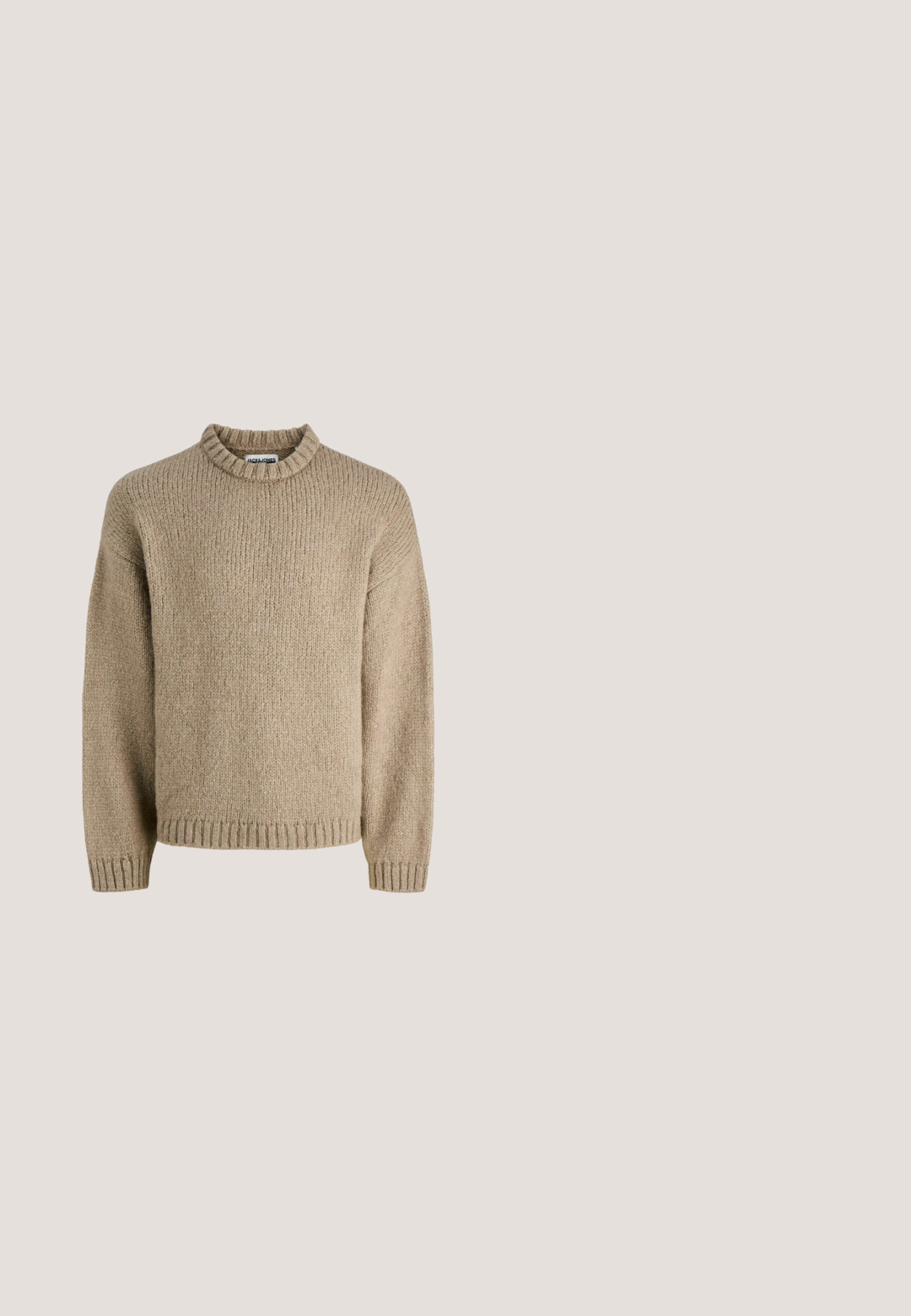 Pull en tricot beige avec un col ras du cou, un ourlet et des poignets côtelés. Présente un motif texturé, fabriqué à partir d'un fil doux et épais.; Chemise beige à manches longues boutonnée, avec un col et une poche poitrine, conçue dans un tissu robuste.; Chinos kaki avec une coupe droite, en tissu coton, dotés d'un bouton de fermeture et de deux poches latérales. Détails de couture minimaux sur les coutures.; Baskets blanches en matériau synthétique lisse. Dotées d'un design basse, d'une semelle blanche surélevée, d'un embout arrondi et d'un système de laçage à l'avant avec cinq œillets.; Sac fourre-tout en toile de couleur ivoire, avec des poignées courtes et le texte imprimé "LES DEUX" en lettres noires en gras. Design durable et simple.; Ceinture en cuir fauve à texture lisse, de forme rectangulaire, avec une boucle en laiton. Présente des coutures précises et un design à ardillon unique.