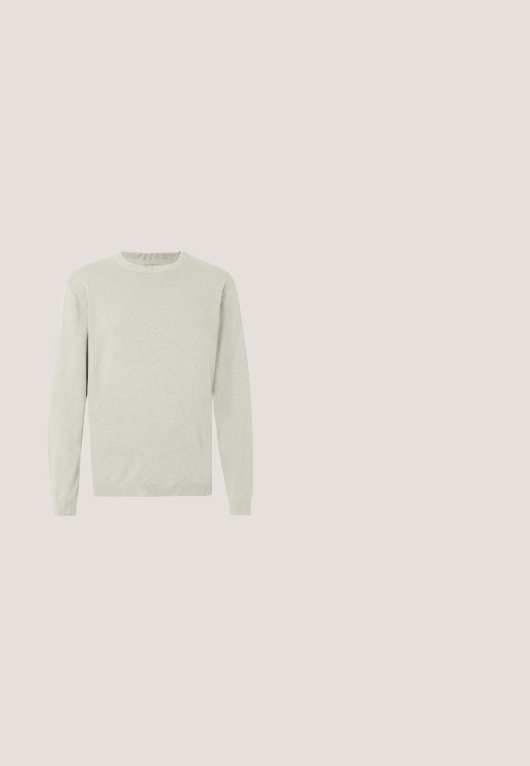 Lys grå sweater i et blødt strikmateriale med rund halsudskæring, lange ærmer og ribstrikkede manchetter og kant. Simpel og udekoreret design.; Kortærmet skjorte med knapper i lys beige med et tekstureret, vævet design. Har en spids krave og en lige kant.; Beige vide bukser med struktureret finish, der har folder og en elastisk talje, fastgjort med en bronze knap foran.; Mørkebrune mokkasiner i ruskind med lav hæl, syningsdetaljer og gummisål mod en ensfarvet hvid baggrund.; Sorte rektangulære solbriller med grøntonede linser og et lille logo på stangen, vist i en svag vinkel på en hvid baggrund.; Olivengrøn Calvin Klein crossbody-taske med flere lynlåslommer og justerbar sort rem.