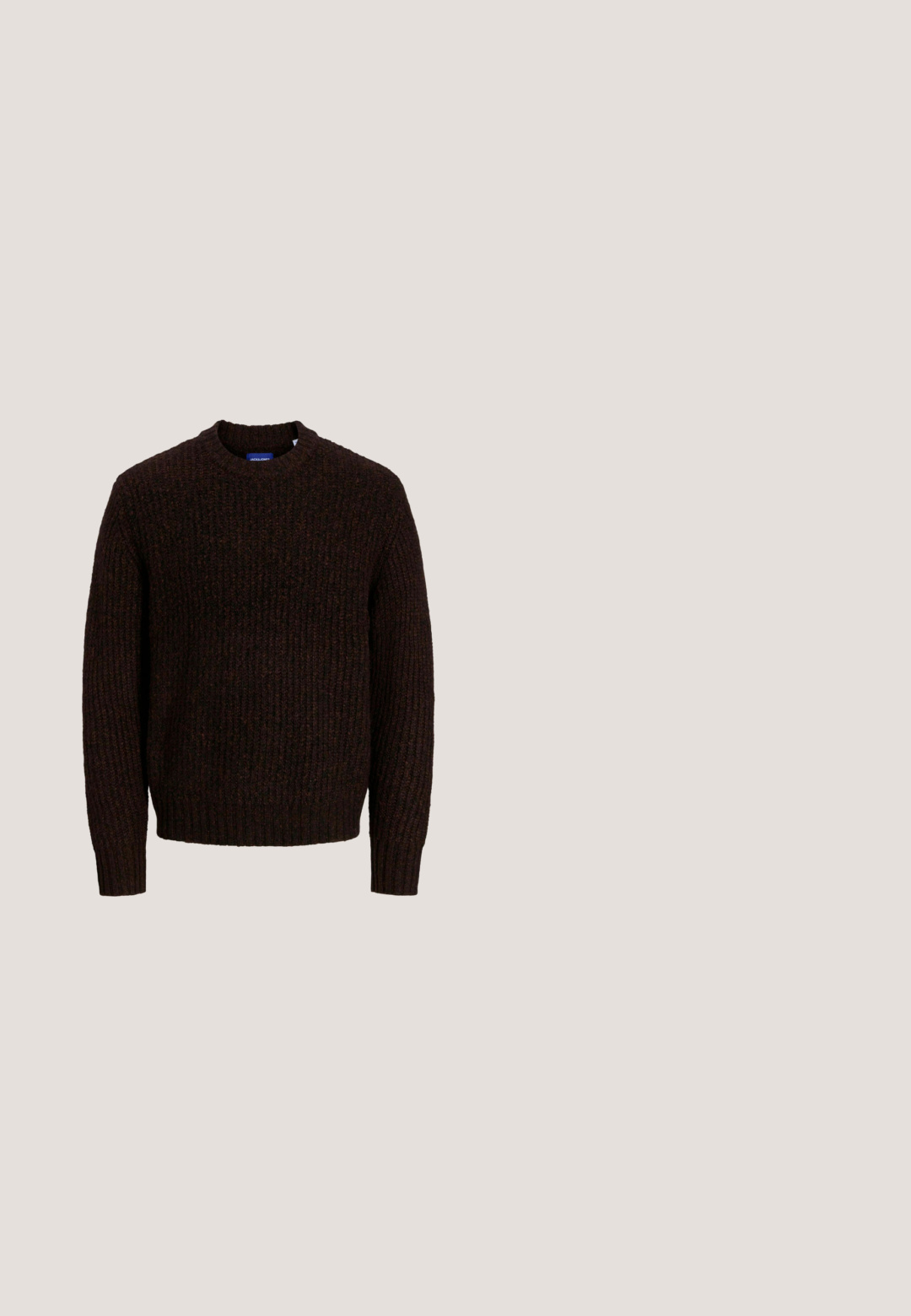 Pull épais en maille marron foncé à manches longues, col rond, texture côtelée et ourlet droit à la taille.; T-shirt en coton blanc avec des manches courtes, col rond et un patch logo Adidas noir en bas à gauche. Texture lisse.; Jean en denim foncé avec une coupe droite, doté d'une fermeture à boutons et de coutures minimales. Le tissu présente une apparence lisse et texturée.; Bottines Chelsea en cuir brun avec des panneaux élastiques sur les côtés et une languette. Présente un bout arrondi et une semelle en caoutchouc robuste.; Lunettes de vue rectangulaires en écaille de tortue avec des accents dorés. Monture épaisse en plastique, verres transparents et détail de logo subtil sur la branche.; Ceinture en cuir noir avec boucle rectangulaire argentée enroulée sur un fond blanc uni.