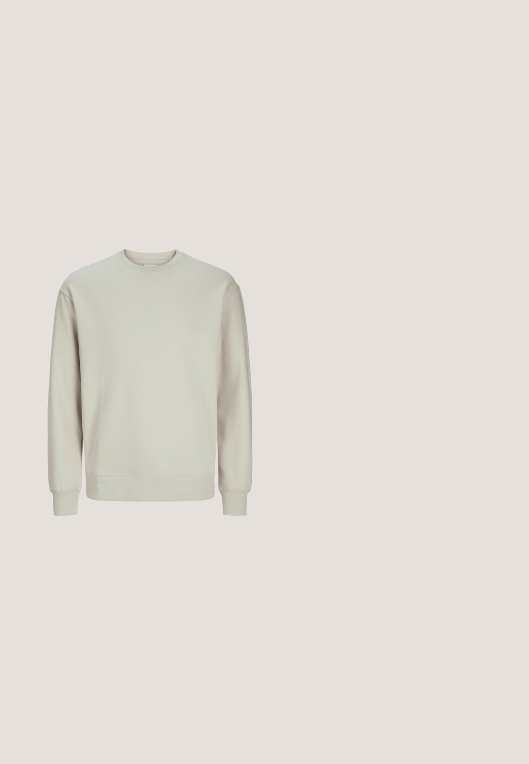 Helles graues Sweatshirt aus weichem Stoff, mit rundem Hals, langen Ärmeln und gerippten Bündchen und Saum für eine bequeme Passform.; Helle beige Arbeitsjacke aus Baumwollstoff, mit Knopfleiste, spitzem Kragen, zwei Brusttaschen, zwei unteren Taschen, braunen Knöpfen und Ziernähten.; Hellblaue Jeans aus Denim verfügen über ein gerades Bein-Design, einen Five-Pocket-Stil und einen Reißverschluss mit Metallknopfverschluss.; Weißes Leder Sneaker mit weißen Schnürsenkeln, auf einer beigefarbenen strukturierten Oberfläche präsentiert, und einem sanft verschwommenen Hintergrund.; Leinene Tragetasche in Off-White, mit kurzen Henkel und dem aufgedruckten Text "LES DEUX" in fetten schwarzen Buchstaben. Strapazfähiges, schlichtes Design.; Brauner Ledergürtel mit glatter Textur, silberner Metallschnalle und einprongigem Verschluss. Verfügt über eine gestickte Kante und einen Druckknopfdetails.