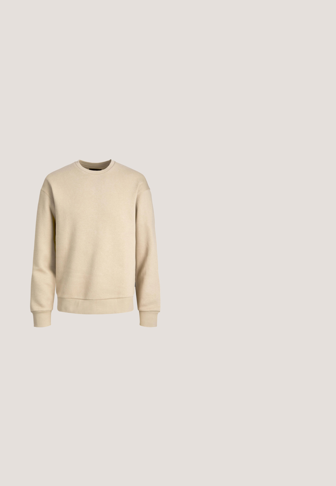 Beige sweatshirt gemaakt van zachte stof, met een ronde hals, lange mouwen en ribbelboorden en -zoom voor een ontspannen pasvorm.; Beige overhemd met lange mouwen, knopen, een kraag en één borstzak, gemaakt van stevig stof.; Lichtblauwe, rechte high-waist spijkerbroek met voor- en achterzakken en knoopsluiting op een witte achtergrond.; Witte vetersneaker die boven een houten bank zweeft met groene bladeren op de achtergrond, waarbij het ontwerp en de textuur van de schoen worden getoond.; Crèmekleurige canvas boodschappentas met voorvak, twee handvatten, verstelbare schouderriem en kleine gele "O.N.S" tekst rechtsonder op het vak.; Bruin gestructureerde leren riem opgerold met een rechthoekige metalen gesp en meerdere verstelgaten op een witte achtergrond.
