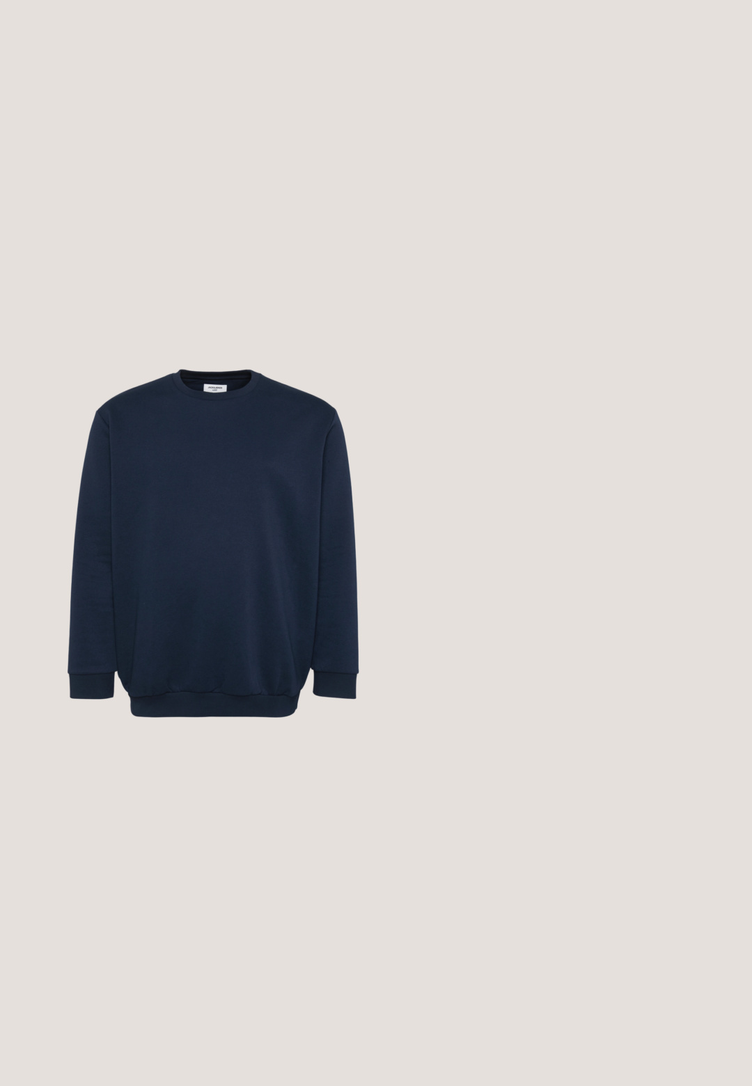 Sweatshirt bleu marine en mélange de coton doux, avec un col rond, des manches longues et des poignets et ourlet côtelés. Design minimaliste sans motifs.; Polo vert olive à manches courtes avec trois boutons et petit logo brodé d'un oiseau jaune sur la poitrine gauche.; Pantalon beige à jambes droites avec fermeture avant à bouton et fermeture éclair, passants pour ceinture et cinq poches, posé à plat sur un fond blanc.; Mocassin en cuir suédé marron à lacets, semelle crantée épaisse en caoutchouc et laçage décoratif en cuir sur les côtés.; Lunettes de soleil rectangulaires marron avec des verres vert foncé. Présentent des branches noires à motifs et des accents métalliques sur les côtés. Monture en plastique légère.; Sac fourre-tout gris avec poche zippée noire à l'avant et bretelles noires sur fond uni.