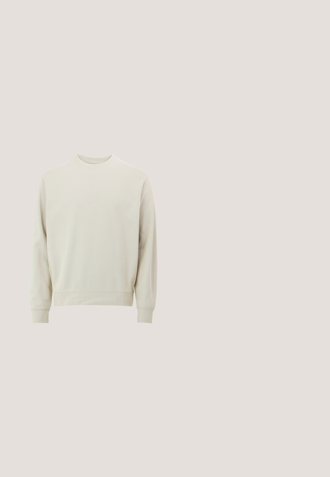 Sweatshirt beige clair en tissu doux avec un col rond, des manches longues et des poignets et un ourlet côtelés. Design minimaliste, sans motifs visibles.; Veste en polaire blanc cassé avec fermeture à boutons, deux poches poitrine et un col de chemise. Elle présente une surface texturée et des poignets arrondis.; Jean en denim bleu clair, avec une coupe droite, un design à cinq poches et un léger délavage sur l'ensemble pour un effet usé.; Basket blanche en cuir lisse, à bout arrondi, design minimaliste, accent de talon gris et semelle en caoutchouc texturé.; Sac fourre-tout en toile bleue avec poche frontale et broderie rouge "O.N.S", doté de doubles poignées et d'une bandoulière réglable.; Ensemble de trois anneaux en argent : un large anneau rectangulaire en haut, une fine bande classique et une bande au design torsadé. Fini métal lisse sur l'ensemble.