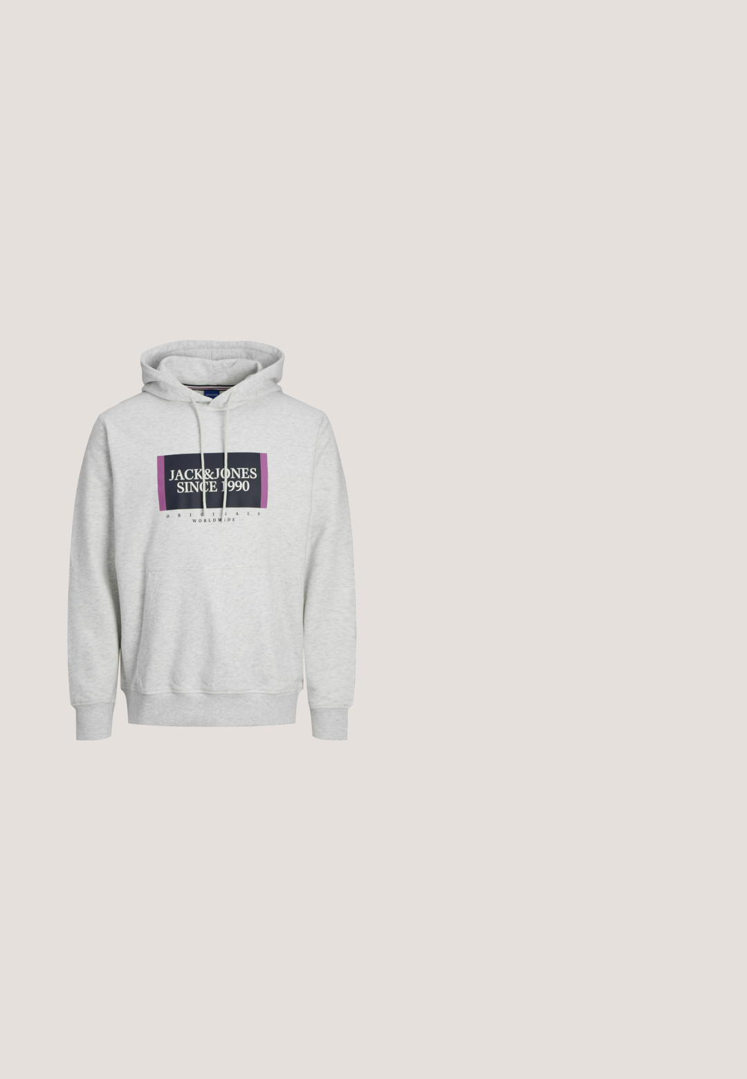 Hellgraue Kapuzenjacke mit Kängurutasche, verstellbarem Kordelzug an der Kapuze und einem rechteckigen Grafikdesign in Marineblau und Lila mit der Aufschrift "JACK & JONES SINCE 1990."; Schwarzes Baumwoll-T-Shirt mit kurzen Ärmeln, das mit fettem weißen Text "Urban Classics" bedruckt ist. Rundhals, lockere Passform, weiche Textur.; Schwarze Denim-Jeans mit geradem Schnitt, fünf Taschen-Design und Reißverschluss. Verfügt über subtile Ausbleichungen und kontrastierende Nähte.; Schwarzer Ledersneaker mit weißer Ferse, rundem Zeh, perforierten Details, schwarzen Schnürsenkeln und einer cremefarbenen Gummisohle; mit "REPLAY" Logo.; Weiße Plastiksunglasses mit grauen Gläsern neben einem schwarzen Stoffbeutel mit einem weißen "URBAN CLASSICS"-Logo in fetter Schrift.; Schwarze Bauchtasche mit Reißverschluss und weißem "KARL LAGERFELD JEANS" Logo auf der Vorderseite sowie verstellbaren Trägern auf beiden Seiten.