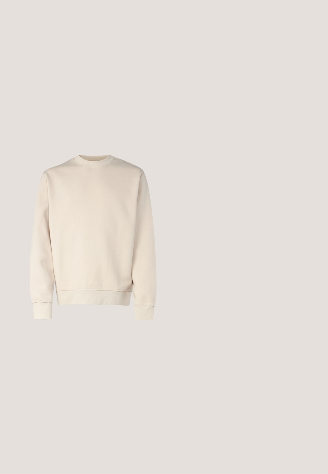 Lichtbeige sweatshirt met ronde hals, geribde manchetten en zoom. Gemaakt van zachte stof met een gladde textuur. Minimalistisch ontwerp, zonder patronen.; Beige button-up jas met een bruine corduroy kraag, borstzak met het Tommy Jeans-logo en twee lagere voorzakken.; Donkerblauwe rechte denim jeans met vijf zakken en witte contraststiksels, knoopsluiting en riemlussen.; Witte vetersneaker die boven een houten bank zweeft met groene bladeren op de achtergrond, waarbij het ontwerp en de textuur van de schoen worden getoond.; Crèmekleurige canvas boodschappentas met voorvak, twee handvatten, verstelbare schouderriem en kleine gele "O.N.S" tekst rechtsonder op het vak.; Bruine leren riem met een gestructureerde afwerking, zilveren metalen gesp en een klein logo-detail op de band. Meet ongeveer 3 cm breed.