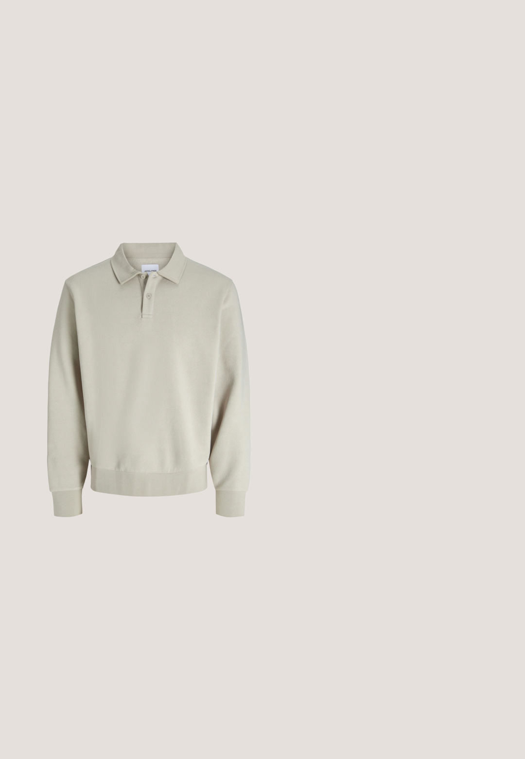 Sweatshirt polo beige clair avec une texture douce, un col classique, une patte de boutonnage à trois boutons et des bords côtelés aux poignets et à l'ourlet.; Chemise en beige texturé avec des manches longues, deux poches poitrine boutonnées et un col classique, étalée à plat sur un fond blanc.; Shorts cargo beiges en tissu de coton, avec des poches latérales, une fermeture à bouton et une coupe droite. Textures lisses.; Bottines en suède gris avec bout rond, couture minimale et semelle en caoutchouc bicolore. Dotées d'un laçage central et d'une sangle de traction au talon.; Arnette Lunettes de soleil - rubber navy; Sac messager en cuir marron avec un rabat, quincaillerie en argent, deux boucles à l'avant et une bandoulière amovible. Texture lisse.