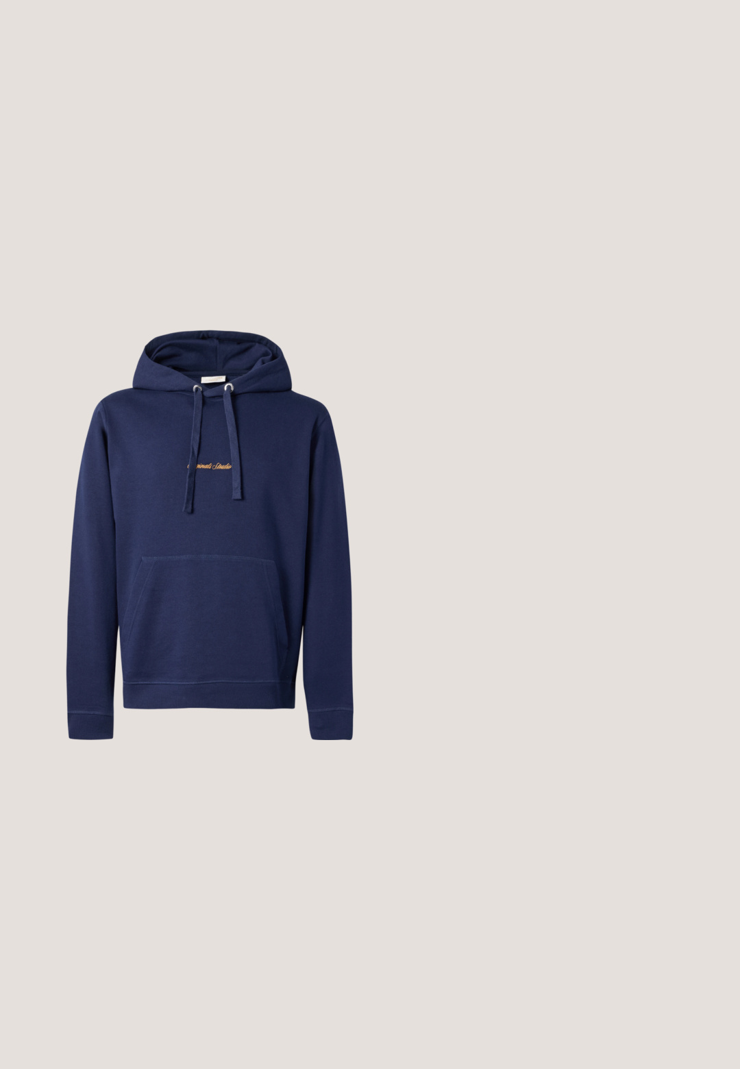 Marineblauwe hoodie van katoen met een kangoeroezak, capuchon met trekkoord en geborduurde tekst op de borst. Eenvoudig ontwerp met geribbelde manchetten.; Navyblauwe katoenen T-shirt met een ronde halslijn en korte mouwen. Gladde textuur, rechte snit en minimale naden, wat zorgt voor een klassiek ontwerp.; Hoge taille, wijde zwarte vervaagde jeans met een sluiting van knoop en rits aan de voorkant, en standaard zijzakken.; Witte Nike Air Force 1 sneaker met zwart swoosh-logo, zwevend boven een betonnen richel met vervaagde trappen op de achtergrond.; Zwarte stoffen crossbody tas met een ritssluiting hoofdcompartiment, leren accenten, een voorkantvak en een verstelbare band. Marc O'Polo logo zichtbaar.; Zilveren ketting voorzien van een klein kruis hangertje, met een gladde textuur en eenvoudig ontwerp. Sluiting met een verstelbare lengte.