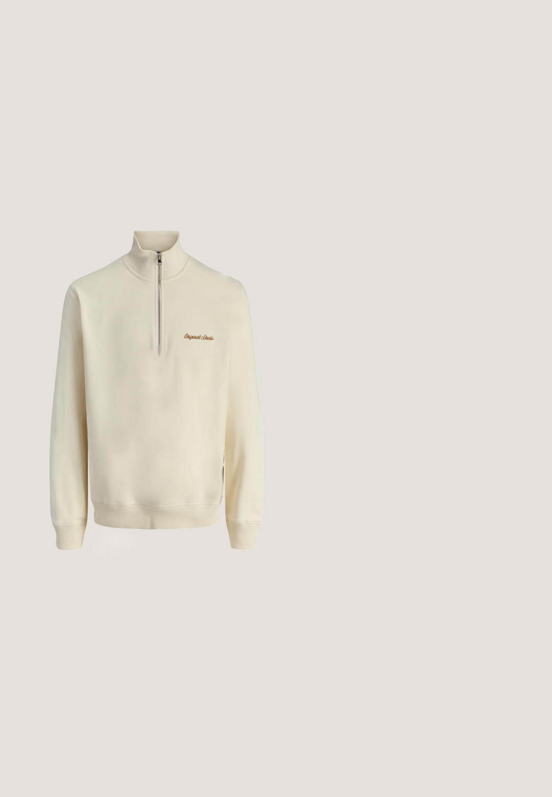 Cremefarbener Pullover mit langen Ärmeln und einem Viertel-Reißverschluss vorne sowie der braun gestickten Aufschrift "Originals Studio" auf der linken Brust.; Beiges Langarmhemd mit Knöpfen, Kragen und einer Brusttasche aus robustem Stoff.; Blue Jeans mit geradem Bein, vorderen Taschen und Gürtelschlaufen, die leichte Verblassungen an Oberschenkeln und Knien zeigen.; Weißer Low-Top-Sneaker mit Schnürsenkeln, glattem Lederobermaterial und flacher Gummisohle, seitlich auf weißem Hintergrund gezeigt.; Beige Canvas-Shopper mit Fronttasche, zwei Griffen, verstellbarem Schulterriemen und kleinem gelbem "O.N.S"-Text unten rechts auf der Tasche.; Brauner Ledergürtel, zusammengerollt mit schlichter rechteckiger goldfarbener Metallschnalle und "Levi's" geprägt nahe der Spitze.