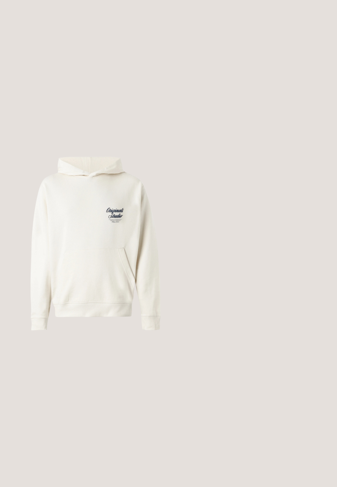 Kreemivärvi hoodie, millel on pehme materjal, esi-profili tasku, soonikkoes varrukad ja väike tikand logoga rinna piirkonnas.; Bež särg pika varrukaga, tekstureeritud kangast, kahe eesmise rinna taskuga ja klassikalise kraega.; Beeži cargo püksid elastsete soonikute, küljetaskute ja tõmblukuga taskuga. Valmistatud vastupidavast kangast sirge sääre disainiga.; Valged nahast tossud, millel on sile tekstuur, ümar varvas ja klassikaline nöörimis süsteem, paiknevad tumedate, vabalt istuvate pükste kohal.; Kreemjas lõuendist käekott esiosa taskuga, kahe käepidemega, reguleeritava õlarihmaga ja väikese kollase "O.N.S" tekstiga tasku all paremal.; Hõbedane analoogkell, millel on oktagonaalne korpus, hall kelladial, hõbedased näidikud ja roostevabast terasest link-rihm. Minimalistlik disain sujuva tekstuuriga.