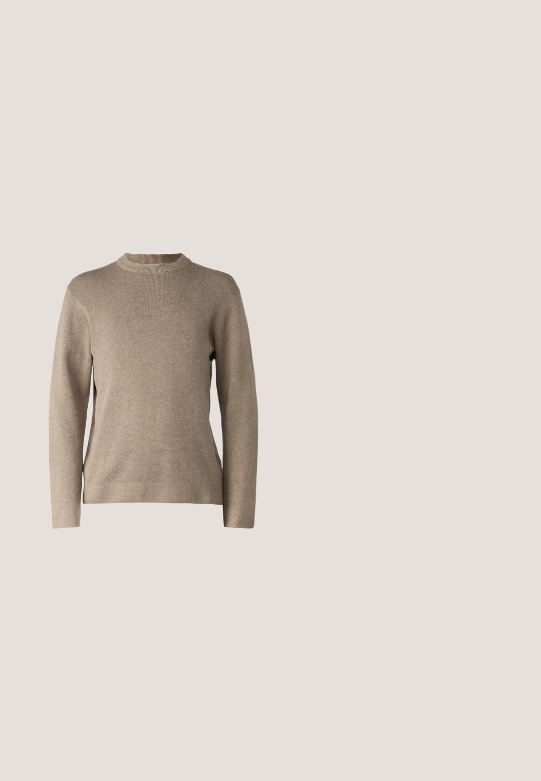 Beige striktrøje med rund hals, lange ærmer, ribbede manchetter og et blødt, tekstureret stof. Har et enkelt design og en afslappet pasform.; Beige langærmet skjorte med knapper, krave og en brystlomme, lavet af et robust stof.; Beige bukser med lige ben, bæltestropper, lynlås- og knaplukning samt frontlommer, vist fladt mod en hvid baggrund.; Hvid lavtop sneaker med snørelukning foran, polstret krave og tekstureret gummisål, vist i sidelayout på neutral baggrund.; Canvas tote bag i off-white, med korte håndtag og teksten "LES DEUX" trykt i fede sorte bogstaver. Holdbart, simpelt design.; Brun læderbælte med en glat tekstur, der viser en sølvfarvet metalspænde og flere huller til justering. Synlige syninger langs kanten.