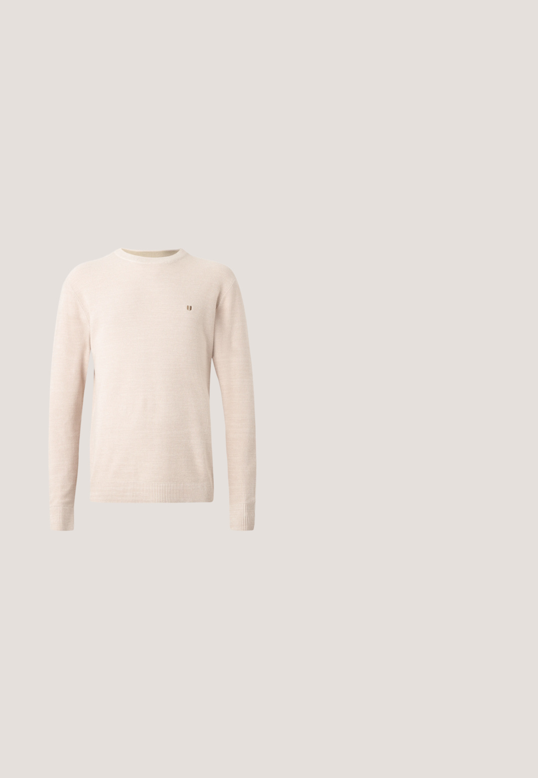 Beige pletený sveter s dlhým rukávom, s okrúhlym výstrihom a malým hnedým vyšívaným logom na ľavej hrudi, zobrazený na jednoduchom pozadí.; Béžová textúrovaná bunda na gombíky s dlhými rukávmi, golierom, vreckom na hrudi na pravej strane a tmavými gombíkmi pozdĺž prednej strany a na manžetách.; Olívovo zelené rovné nohavice s elastickým pásom a dvoma bočnými vreckami na zips, jednoduchý dizajn, pohľad spredu na bielom pozadí.; Námornícke semišové topánky s nízkym profilom, zaoblenou špičkou a bielou gumovou podrážkou. Obsahuje šedé šnúrky a malý detail loga na boku.; Čierna kabelka cez rameno s tkanou textúrou, hladkými detailmi a nastaviteľným remienkom. Logo umiestnené v hornej prednej časti.; Hnedý kožený opasok so striebornou kovovou prackou a malým obdĺžnikovým emblémom v červených, bielych a čiernych farbách na púzdre opaska.