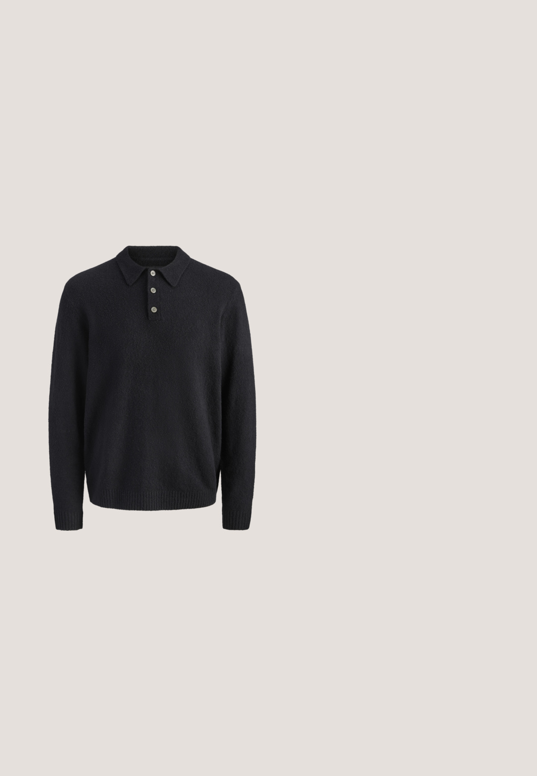 Mørkeblå langærmet strikket sweater med krave og tre knapper ned foran.; Sort ternet langærmet skjorte lavet af blød stof, med knaplukning foran, krave og en brystlomme.; Grå, lige ben bukser lavet af tekstureret stof, med plisseringer foran og et almindeligt taljebånd, uden synlige lommer.; Sort læderloafer med sølvfarvet metalspænde, der hviler på en skinnende sølvfarvet polstret læderoverflade.; Sort tote-taske med lynlåslomme foran og to håndtag, sat mod en ensfarvet lys baggrund.; Sort læderbælte med en sølvfarvet rektangulær spænde, der har en glat tekstur og kontrasterende lyse syninger langs kanterne.