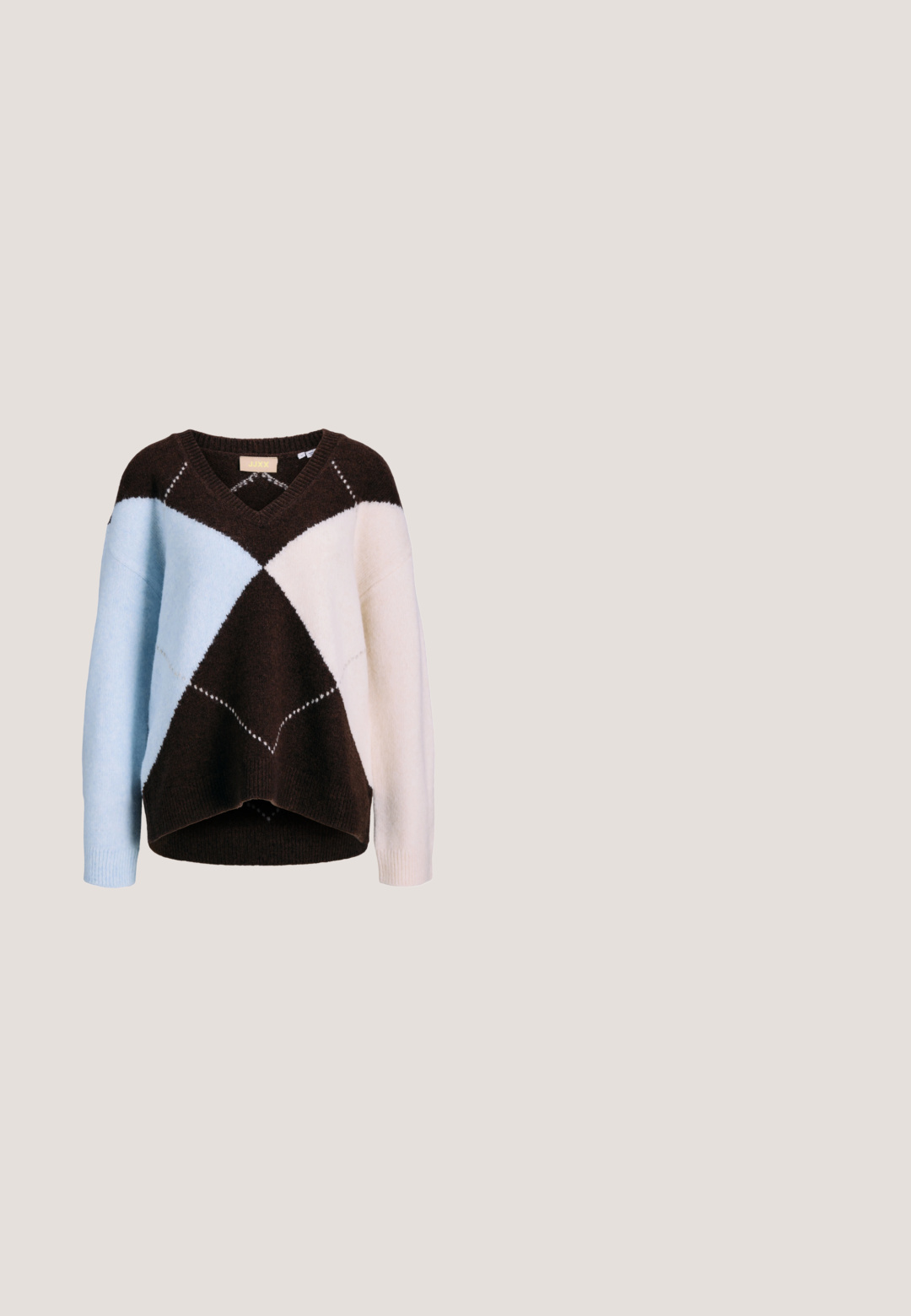 Pull à col en V avec une coupe surdimensionnée, présentant des blocs de couleurs bleu clair, crème et marron foncé dans un motif géométrique.; Débardeur noir côtelé sans manches avec col rond, design simple, présenté sur un fond clair uni.; Pantalons noirs à jambes larges avec un design ajusté, comprenant des plis avant, une taille plate et deux accents de bouton sur la taille.; Baskets à plateforme épaisses en mesh noir et cuir blanc, motif à pois, languette argentée au talon et semelle en caoutchouc marron avec motif ondulé.; Sac à dos en cuir noir à forme arrondie, avec des ferrures dorées et des coutures décoratives sur le devant. Dispose d'une poignée supérieure et de bretelles réglables.; Collier chaîne en or avec trois anneaux entrelacés, l'un orné de petits cristaux, un vert, et un en or lisse, sur un fond clair.