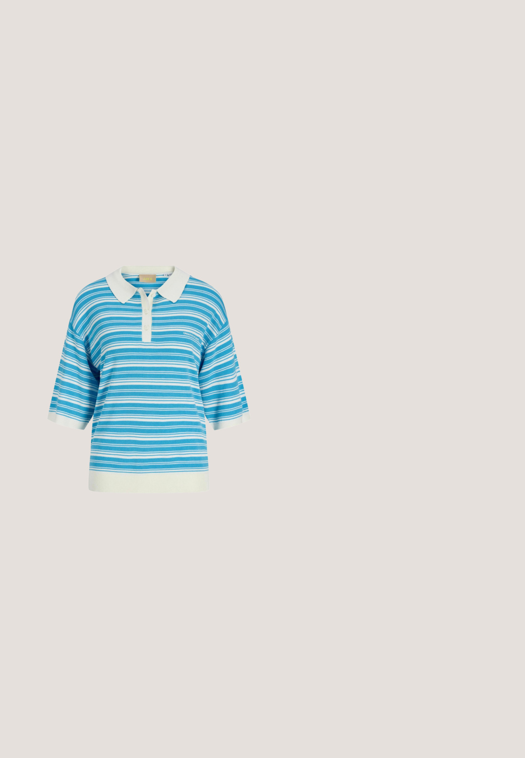 Polo à manches courtes rayé horizontalement bleu et blanc avec col blanc, patte de boutonnage et bords côtelés.; Veste en denim bleu foncé avec broderies florales blanches, boutons à l'avant, deux poches à rabat et manches longues.; Shorts en coton beige avec un motif texturé comportant de petits motifs à œillets, une taille élastique et un cordon de serrage.; Baskets en daim bleu avec des bandes blanches sur les côtés, des lacets bleus, une semelle en caoutchouc marron et une languette de talon blanche avec un logo bleu.; Sac à main en denim bleu clair avec deux bretelles attachées à des anneaux métalliques et des rivets décoratifs à l'avant et sur les côtés.; Bracelet délicat avec de petites perles blanches enfilées sur un fil bleu et sécurisé par un fermoir en or, présenté sur un fond blanc.