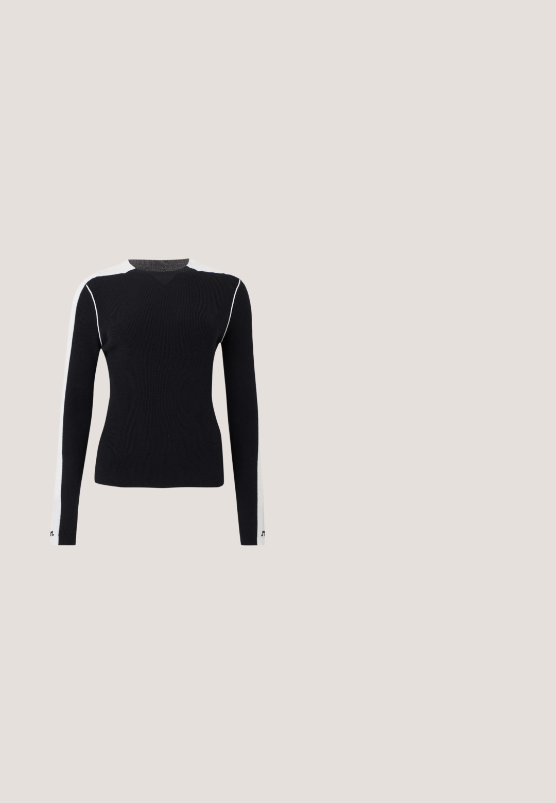 Jersey negro de manga larga con costillas, con rayas blancas en los laterales y un sutil detalle de escote en V sobre un fondo claro y liso.; Blazer negro cropped con acabado satinado, botones cruzados, solapa con muesca y mangas largas. Presenta una textura suave y un diseño minimalista.; Larga falda negra con una textura suave y arrugada y una cintura elástica. Presenta una abertura lateral que facilita el movimiento y una silueta elegante.; Zapato de tacón alto de ante negro con punta afilada, que cuenta con un tacón de bloque negro brillante y un forro interior suave.; Bolso de mano de piel negra brillante con asas cortas, bandolera desmontable y detalles sutiles de costuras curvas en la parte delantera.; Pendientes de clip de metal plateado retorcido con un acabado liso y brillante, que presentan un diseño moderno y abstracto en espiral.