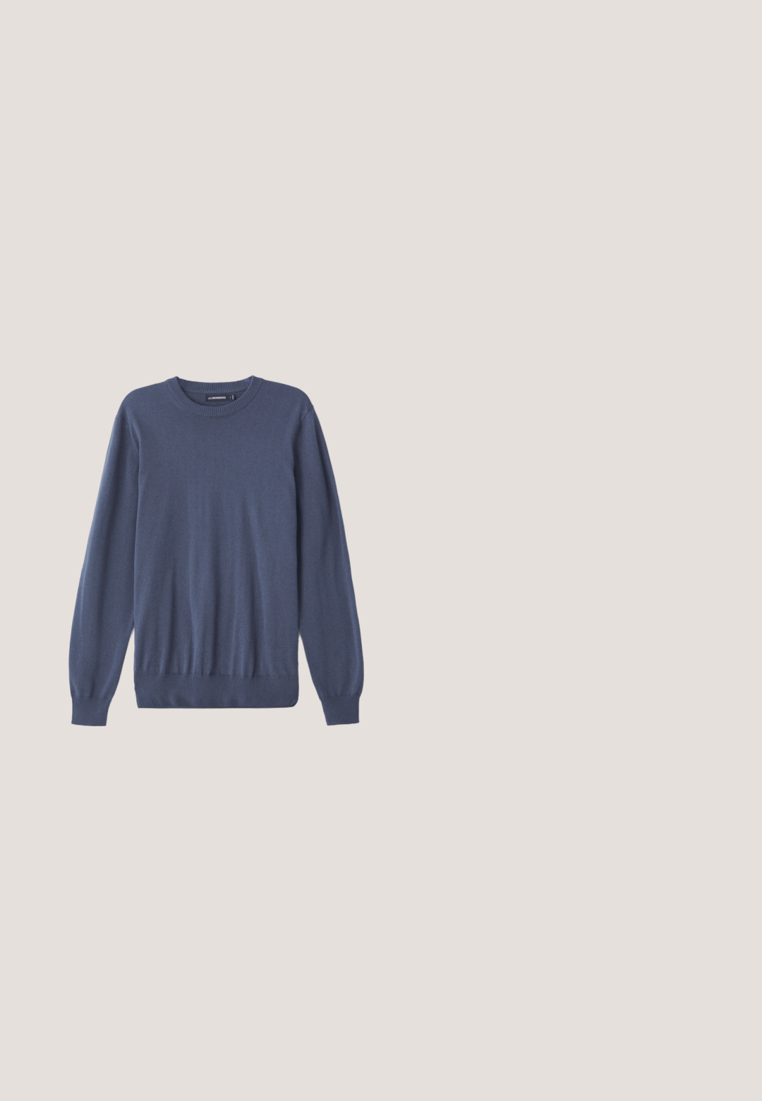 Blauwe herentrui van zacht materiaal, met een ronde hals, lange mouwen, geribde manchetten en een aansluitende zoom. Glad van structuur zonder patronen.; Witte katoenen t-shirt met korte mouwen en een ronde hals. Eenvoudig ontwerp zonder patronen of accenten. Glad textuur.; Witte, op maat gemaakte broeken met een platte voorkant, twee plooien en omgeslagen pijpen. Gemaakt van een gladde stof met een knoopsluiting in de taille.; Zwarte leren instapschoenen met een geweven detail aan de voorkant, een ronde neus en een lage hak. Glad textuur en minimalistisch ontwerp.; Zwarte gestructureerde leren aktetas met dubbele handvatten, afneembare schouderriem en bovenste ritssluiting op een effen lichte achtergrond.; Zwarte leren riem opgerold met zichtbare zilveren rechthoekige metalen gesp op een effen lichte achtergrond.
