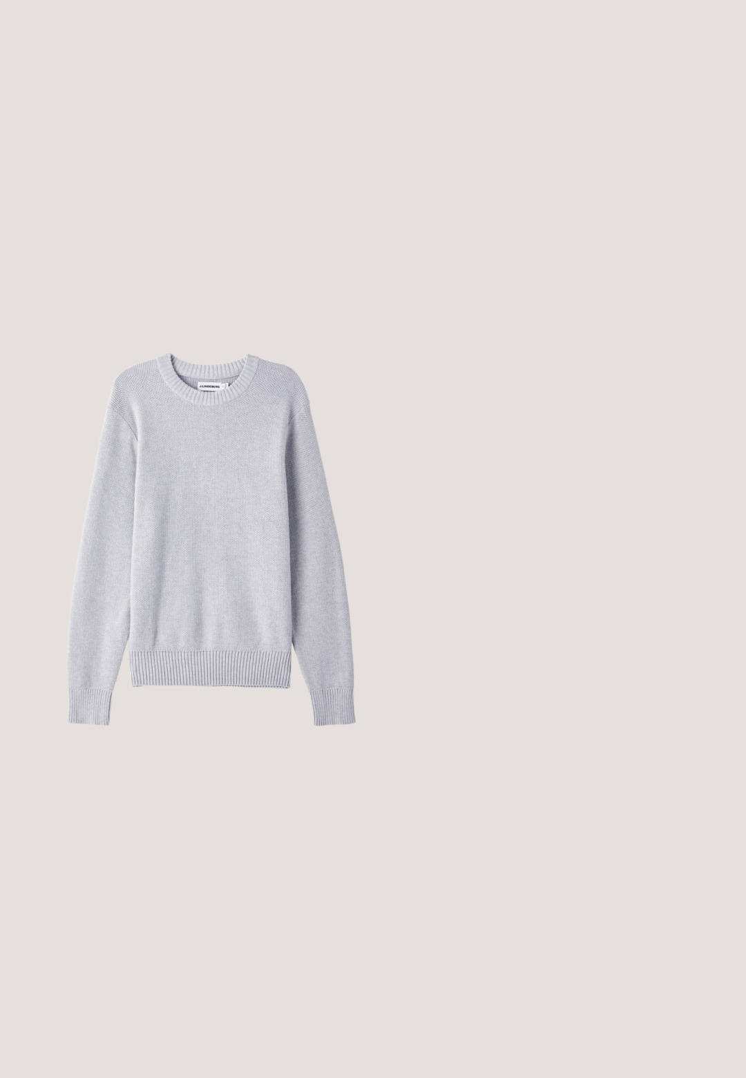 Suéter de punto gris claro con cuello redondo, mangas largas, puños y dobladillo acanalados, que presenta un patrón de tejido texturizado en toda su superficie.; Camiseta de algodón blanca con cuello redondo y mangas cortas. La tela parece suave con un diseño clásico y de corte recto.; Jeans de mezclilla oscura con un diseño de pierna recta, estilo de cinco bolsillos, herrajes metálicos y una textura sutil; marca mínima en la cinturilla.; Zapatillas de alta en gamuza gris oscuro con un acabado texturizado, cordones planos y una suela de goma gruesa con sutilezas en las costuras.; Gafas de sol aviador con montura de metal plateado, lentes tintadas de azul y puntas negras en las patillas, descansando sobre una superficie blanca lisa.; Bolsa tipo duffel con patrón de pata de gallo en negro y marrón, asas negras y correa de hombro ajustable, mostrada sobre un fondo blanco.
