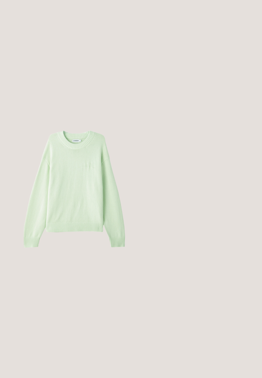 Lys grøn strikket sweater med rund halsudskæring, ribbede manchetter og kant. Har et subtilt logo-detail på venstre bryst.; Lyseblå langærmet skjorte med knapper, knaplukket krave og lille rævelogo på venstre brystside.; Mørkeblå denim jeans med lige ben-design, prydet med subtil slid, fem lommer og knaplukning. Neutrale syninger som accent.; The Antipode COLLEGE - Loafers - ocher; Mørkegråt bandana med hvidt paisleymønster, små prikker og "BOSS"-logo i to hjørner på en ensfarvet baggrund.; Brun læderbælte med sort læderdetalje, udstyret med en sølvmetalsbuckle. Glat tekstur og klassisk rektangulær form.