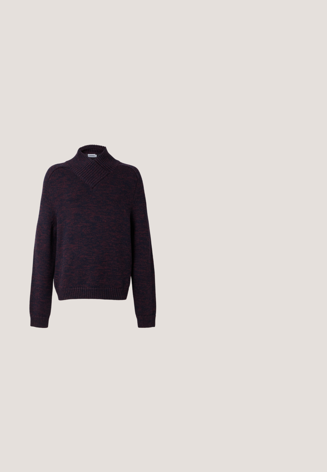 Pull en maille violet foncé avec manches longues et large col côtelé se repliant au niveau du cou, présenté sur un fond uni.; Veste boutonnée marron foncé avec col, poche poitrine et deux poches inférieures à l'avant sur un fond uni clair.; Pantalon bleu marine à coupe droite avec fermeture devant par bouton et fermeture éclair, passants pour ceinture, et deux poches avant, posé à plat sur un fond blanc.; Botte Chelsea en cuir marron avec panneaux élastiques sur les côtés, une languette à l'arrière et un petit talon empilé. Texture lisse avec bout arrondi et un design minimaliste.; Sac bandoulière en cuir marron foncé texturé avec une sangle réglable et un petit accent décoratif bleu sur le côté.; Ceinture en cuir texturé brun foncé roulée avec boucle rectangulaire en argent gravée de "Tiger of Sweden" sur un fond clair.