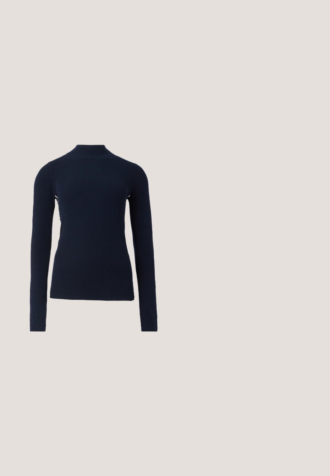Marineblauwe geribbelde trui met lange mouwen en een opstaande kraag, met een getailleerde pasvorm, weergegeven op een effen witte achtergrond.; Denim overhemd met knopen, lichtblauwe kleur, lange mouwen, klassieke kraag, knopen aan de voorkant en een licht gebogen zoom. Glad textuur.; Lichtblauwe jeans met hoge taille en rechte pijpen, met voorste knoop, riemlussen en klassiek ontwerp met vijf zakken tegen een effen achtergrond.; Zwarte leren pumps met een spits toelopende neus en een slanke, middelhoog hak, afgebeeld tegen een effen lichtgrijze achtergrond.; Zwarte leren handtas met een gestructureerd ontwerp, gouden metalen details, draagriem en decoratieve ketting met sleutelhanger.; Ronde oorbellen met een zilverkleurige band met gegraveerde tekst, versierd met meerdere heldere kristallen die een sprankelend oppervlak creëren.