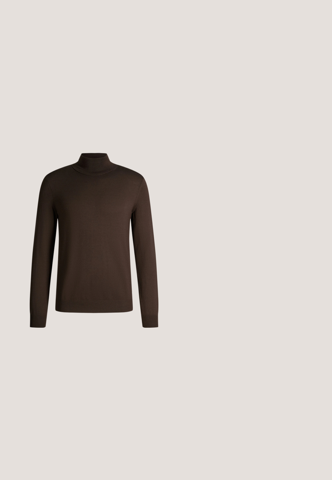 Dunkelbrauner Langarm-Rollkragenpullover mit gerippten Bündchen, Kragen und Saum auf einfachem weißem Hintergrund.; Braune Herringbone-Hosen mit schlanker Passform, ausgestattet mit einem Knopfverschluss vorne und seitlichen Taschen, aus strukturiertem Stoff mit einem dezenten Glanz.; Brauner Herrenschuh aus Leder mit Schnürung, schwarzer Sohle, niedrigem Absatz und glattem Finish vor einfachem Hintergrund.; Dunkelbraune Krawatte mit einem dezenten Diamantgittermuster in hellbeigen und weißen Akzenten auf hellem einfarbigem Hintergrund.; Braune Leder-Duffelbag mit zwei Griffen, einem schwarzen verstellbaren Schulterriemen und einem kleinen "BOSS" Logo vorne in der Mitte.; Brauner Ledergürtel mit glänzender Oberfläche, silberner Metallschnalle und glatter Textur. Verfügt über eine Schlaufe zum Sichern des Riemens.