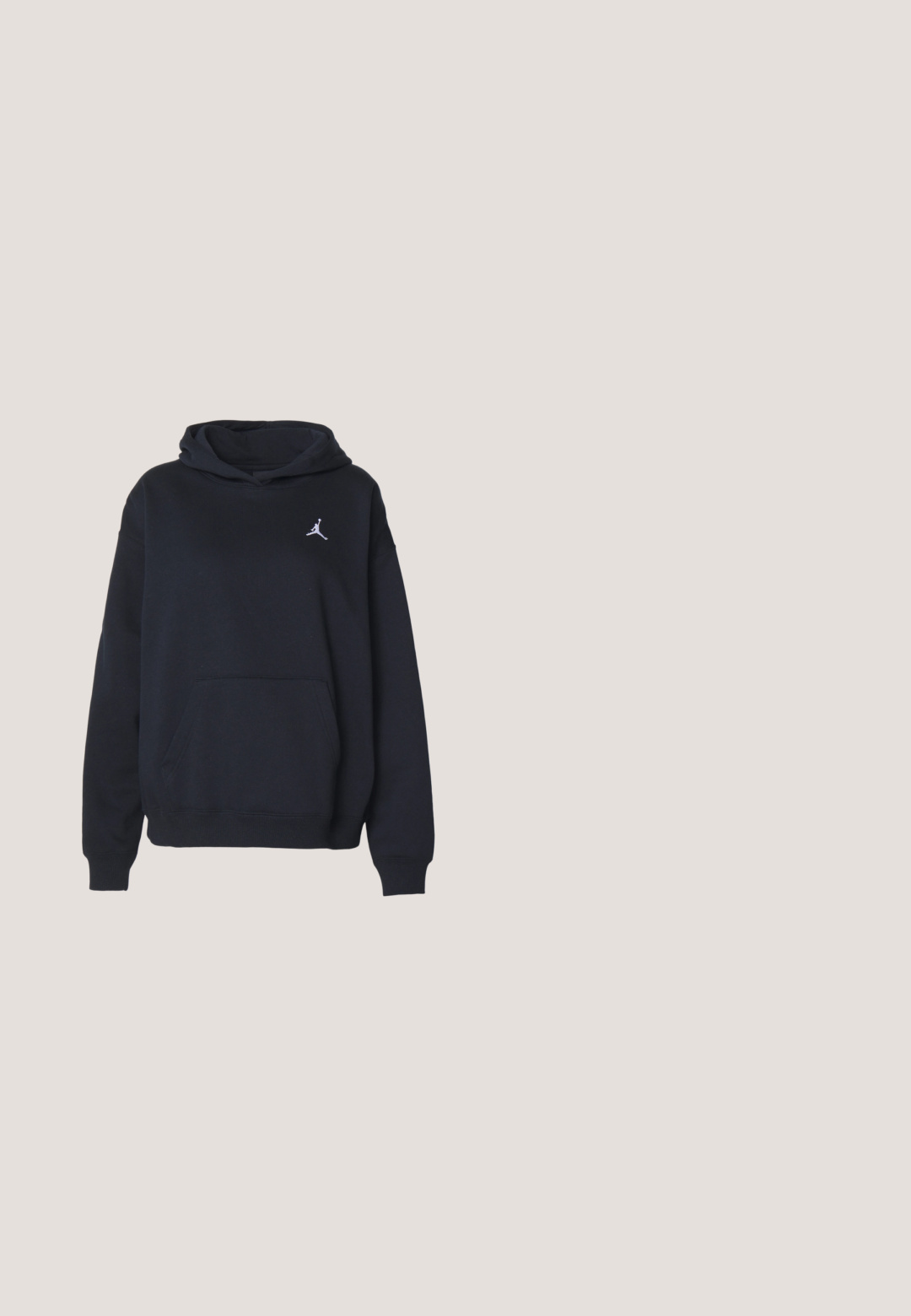 Zwarte hoodie gemaakt van zachte stof, met een frontale kangoeroezak en een klein wit Jordan-logo op de borst.; Zwart Air Jordan t-shirt met een graphic van een basketbalspeler in de lucht en rode "AIR JORDAN" tekst erboven.; Bordeauxrode joggingbroek met elastische tailleband en trekkoord, elastische boorden en een klein wit logo op de linker dij.; Witte hoge sneaker met lichtgrijze olifantenprint accenten, mesh zijpanelen, zichtbare airzoolunit en veters op een effen achtergrond.; Zwarte driehoekige schoudertas met dunne band, subtiel monogrampatroon en klein zilverkleurig Puma-logo in het midden.; Zilveren hoepeloorbellen met een gepolijste afwerking, met een eenvoudige ronde vorm en een post-sluiting voor een veilige draagervaring.