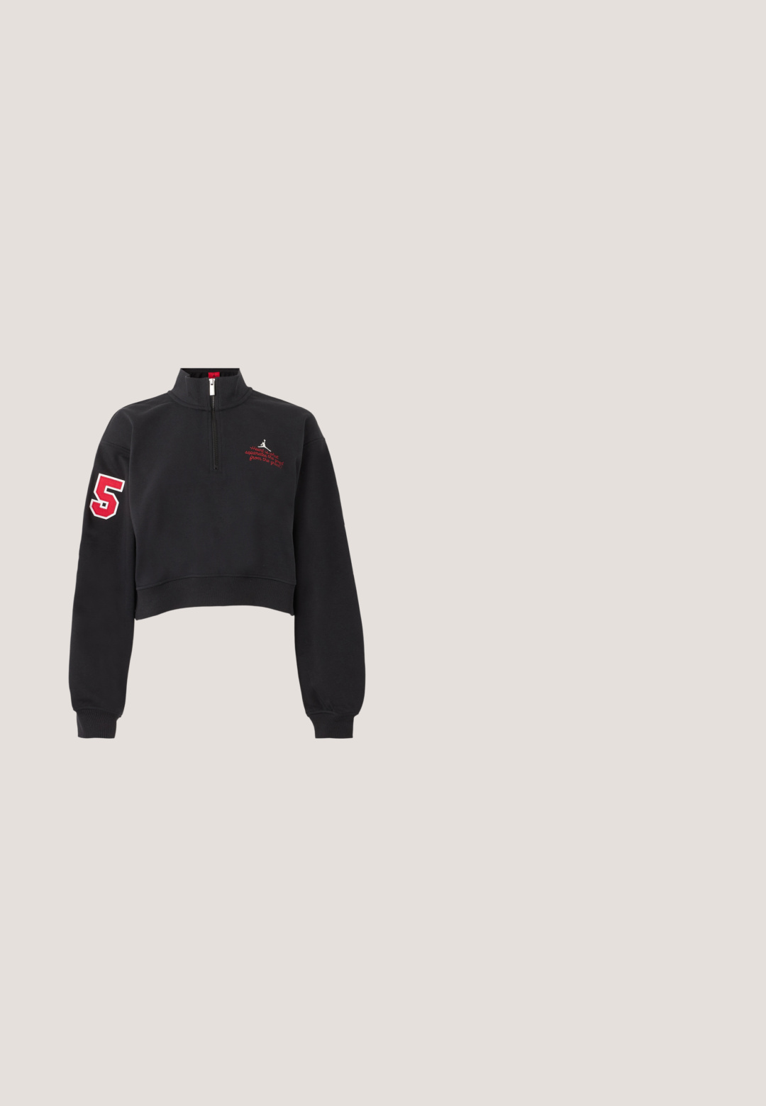 Sudadera negra recortada con media cremallera, número rojo "5" en la manga derecha y texto rojo bordado en el pecho izquierdo.; Camiseta de Nike con cuerpo blanco y mangas raglán rojas. Presenta "1972" y un logo en rojo en el pecho. Fabricada con tela de jersey suave.; Pantalones deportivos rojos de pierna ancha con cinturilla elástica y cordón. Presentan un logo de Nike estampado en el lado izquierdo. Textura suave, diseño casual.; Zapatillas atléticas de color rojo brillante con suelas gruesas, correas anchas y lazos largos de cinta en el tobillo, mostradas sobre un fondo blanco liso.; Bolso de hombro de mezclilla negra con correas dobles de cuerda y extremos anudados a cada lado, sobre un fondo blanco liso.; Pendientes de aro de plata con un acabado pulido y la marca DKNY, exhibidos sobre un fondo blanco liso.