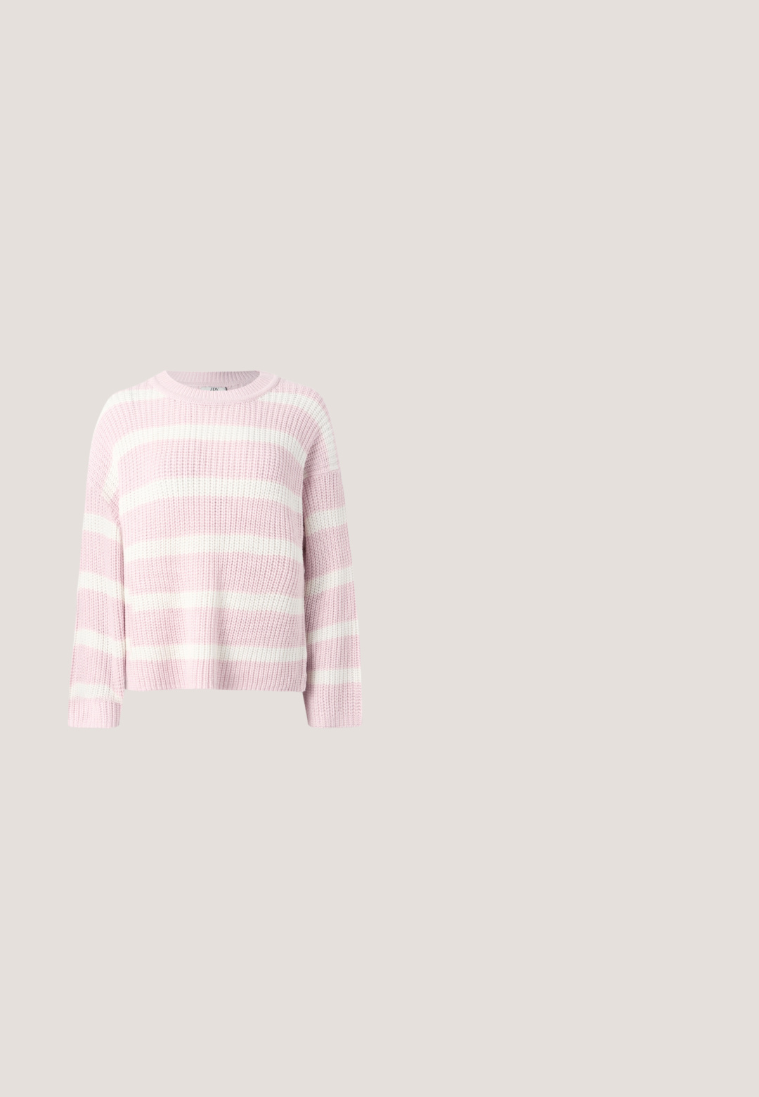 Tyk striktrøje med brede vandrette striber i pastel pink og hvid, med en rund halsudskæring og lange ærmer.; Blomstret bluse, korte ærmer med bånd, V-udskæring, let vævet lyserød stof med gule og lilla blomster, lige kant.; Sorte bukser med vidde, hvide polkaprikker, høj talje og læg under linningen.; Sorte platform loafers med rund tå, glat læderoverdel, justerbar spænde og tekstureret gummisål med horisontale riller.; Brille med skildpaddeskal og ovale stel, med rødlige linser og tynde stænger. Har en lille guldfarvet detalje og mærkning ved brillestangen.; Sort skuldertaske i læder med halvmåneform, sølvnitter langs kanterne og en justerbar rem på en hvid baggrund.