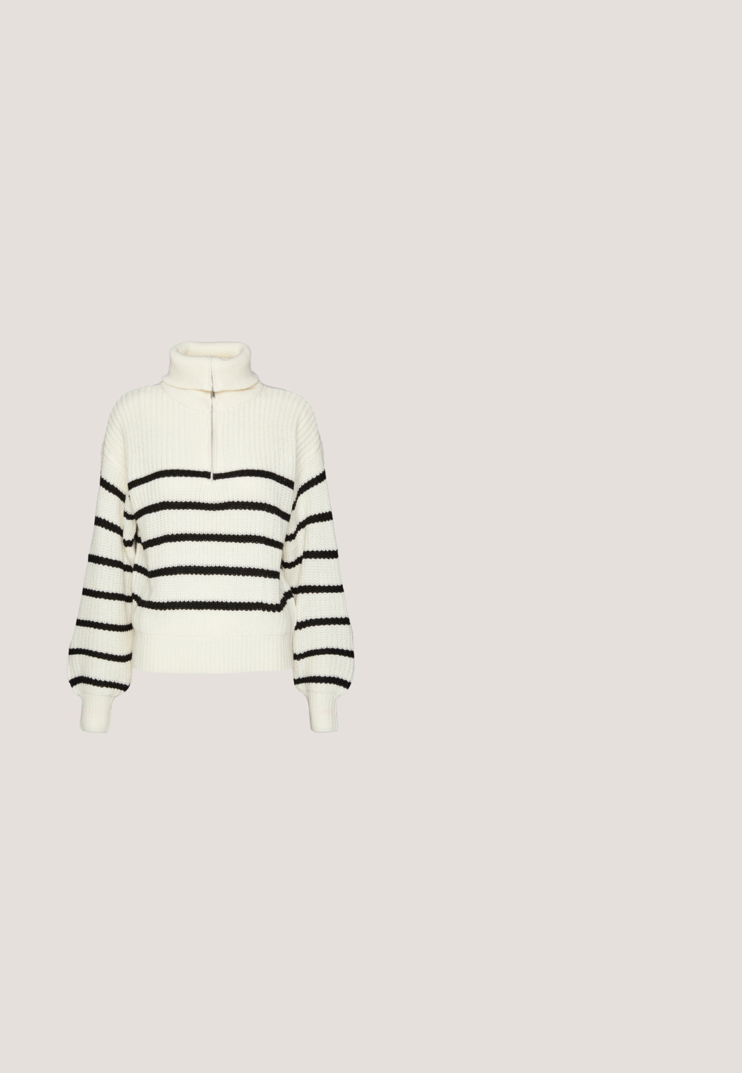 Strik turtleneck sweater i creme med sorte vandrette striber. Har en halv-lynlås foran og brede, ribbede mansjetter og kant.; Sorte flared jeans lavet af denim, med høj talje, diskret front sømdetalje og et klassisk fem-lomme design.; Grå Nike Air Force 1 sneakers med perforeret tå, glat læderoverdel, tyk sål og præget 'AIR' detalje på hælen.; Sorte rektangulære solbriller med mørke linser og tykke matte stel. Armen er let tilspidset med en glat overflade.; Sort stof skuldertaske med en blød tekstureret overflade, rund form og en enkelt rem. Minimalistisk design uden synligt hardware eller accenter.; Sølv hoops med en bølget, uregelmæssig tekstur. Har en tynd, cirkulær form og en reflekterende finish.