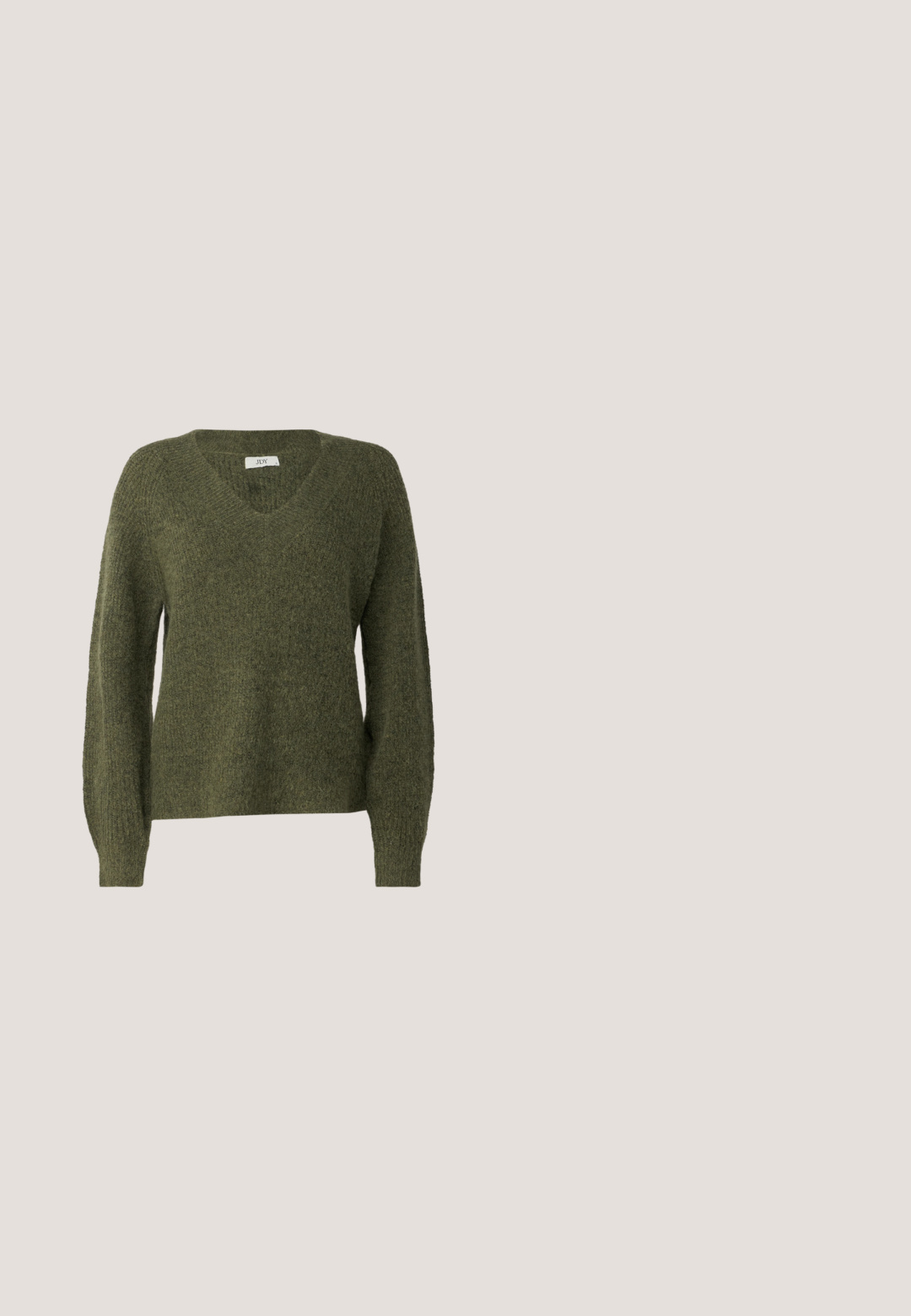 JDY JDYINGEBORG ADA LIFE V NECK - Trui - winter moss; Korte olijfgroene bloes met een gestructureerde kraag, geblazen lange mouwen en zwarte knopen. Gladde stof met een minimale textuur.; Olivengroene, hoge taille faux leren broeken met een gladde textuur, vier zakken en een sluiting met een knoop aan de voorkant. Rechte pijp design.; Zwarte leren Mary Jane schoenen met een gepatenteerde neus, verstelbare enkelband en lage blokhak. Een gladde textuur en een elegante uitstraling.; Kleine witte handtas met bruine vlekken, afgeronde driehoekige vorm, zwarte binnenvoering en korte verstelbare band met zilveren gesp.; Een paar middelgrote glanzende zilveren oorringen met dunne metalen sluitingen op een lichte neutrale achtergrond.