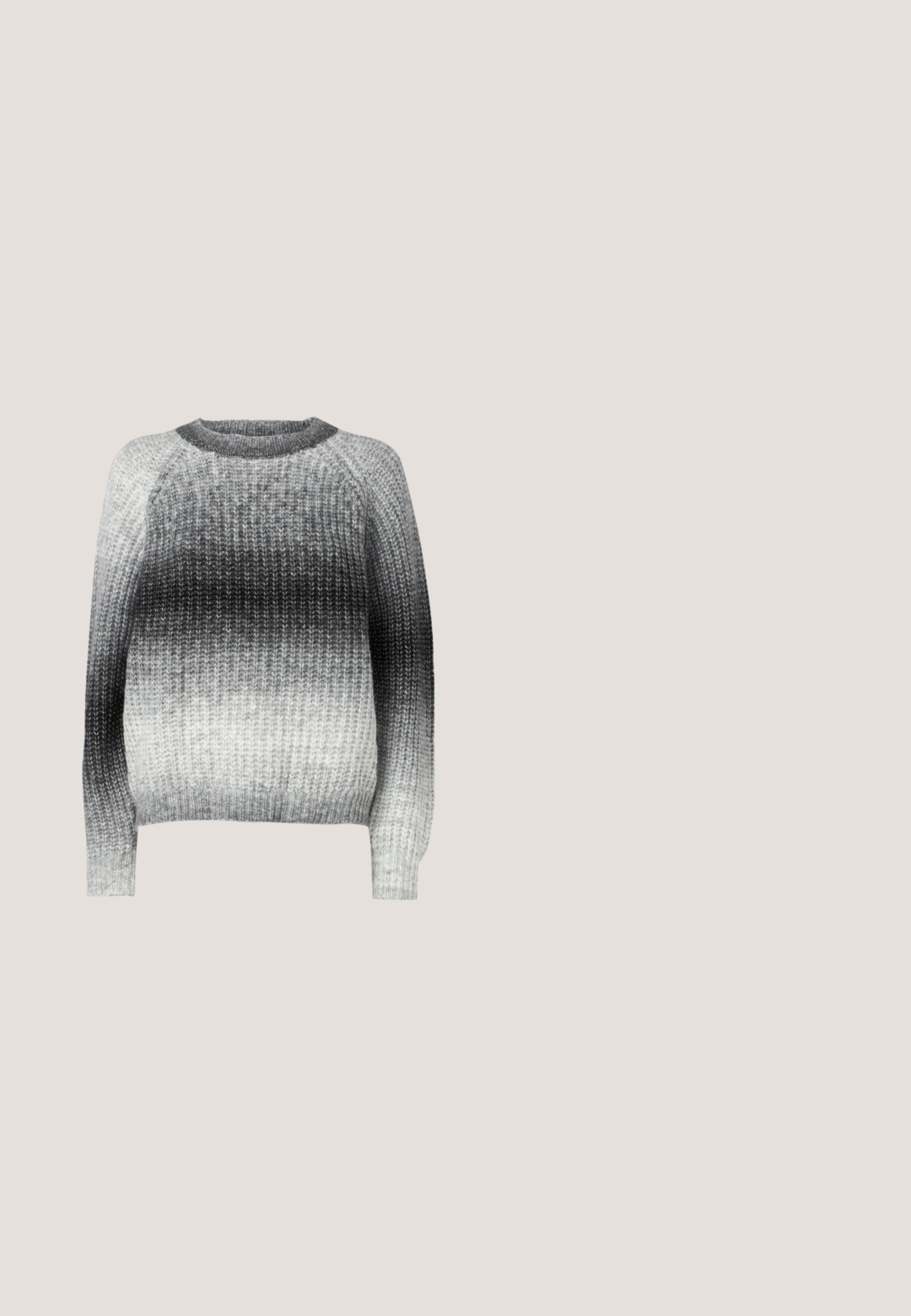 JDY JDYELIZA O-NECK PULLOVER - Πουλόβερ - black; Ανοιχτό μπλε τζιν μπουφάν με μυτερό γιακά, κουμπιά μπροστά και δύο τσέπες στο στήθος. Διαθέτει μακριά μανίκια και ελαφρώς κοντή σχεδίαση.; Ανοιχτό μπλε τζιν φαρδιά παντελόνια με ψηλή μέση, φαρδιές γάμπες και ελαφριά φθορά. Διαθέτουν κλασικό σχέδιο πέντε τσεπών και μεταλλικό κούμπωμα.; Μαύρο δερμάτινο παπούτσι φλατ με μυτερή μύτη, διαθέτοντας μια μεταλλική πόρπη που διασχίζει το κέντρο του ποδιού και μια χαμηλή, ευέλικτη σόλα.; Πλεκτή τσάντα χρώματος μαύρου και άσπρου με στρογγυλό σχήμα, υφή και πλεκτή λαβή. Κατάλληλη για καθημερινή χρήση.; Ασημένια σκουλαρίκια κρίκοι με τρεις στρωτές ημικυκλικές ζώνες, μία διακοσμημένη με μικρά διάφανα κρύσταλλα σε ανοιχτό φόντο.