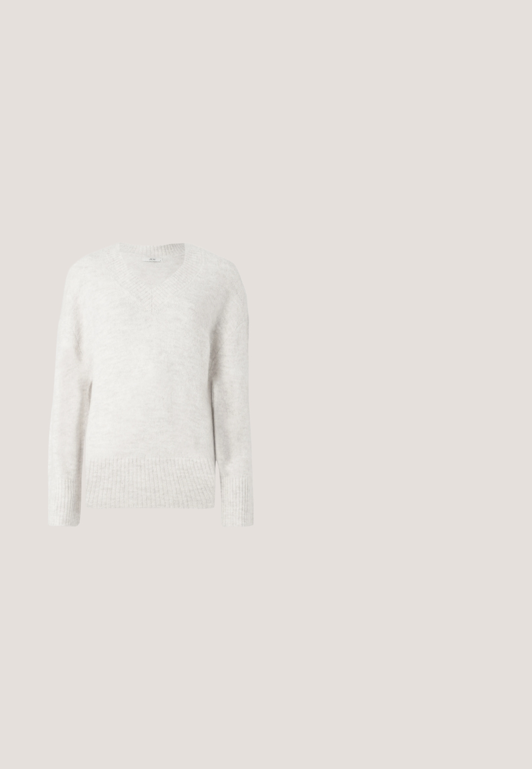 Pull à col en V gris clair en tissu doux et texturé. Présente des poignets et un ourlet côtelés, avec une coupe décontractée et des manches longues.; T-shirt à col rond à manches courtes de couleur rose pâle avec un logo Calvin Klein discret centré sous le col sur un fond uni.; Jean bleu à jambes larges, taille haute, avec motif de losanges blancs entrecroisés, présenté à plat sur un fond uni clair.; Baskets blanches avec une tige lisse, des accents gris subtils sur le talon, des lacets plats et une semelle blanche texturée comportant de petites perforations.; Sac à main en cuir bordeaux avec logo "cK" en relief et une seule sangle courte, présentant une fermeture éclair et des accents en métal argenté.; Boucles d'oreilles créoles argentées avec un design en corde torsadée et une rangée de pierres claires le long du bord. Texture lisse avec une finition brillante.